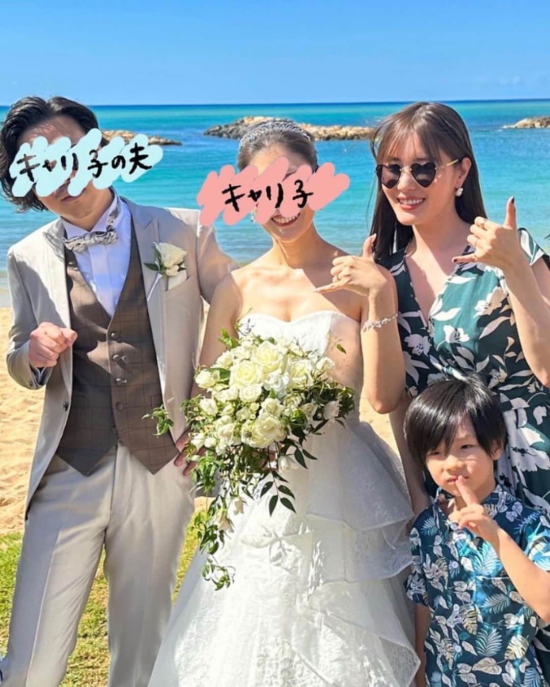 林みなほさんのインスタグラム写真 - (林みなほInstagram)「💒💍  今回は、 @rikaokayama_pro 夫妻の結婚披露宴にお招き頂き、ハワイへ訪れることが出来ました💓✨  大好きな友人たちとハワイに行く、という機会も滅多にないことなので、本当に呼んでくださって感謝。  岡山先生が扉を開けてバージンロードを歩きはじめた瞬間、みんなで号泣😂  アットホームで、少人数の空間だったからこそ、温かみも幸福度も高く、あーやっぱり結婚式って素敵だなあ〜って思いました💓  終始、綺麗だったしかっこよかったし、2人らしかったなあ🫶  私はキャリ子こと岡山先生に出逢ってまだ数年ですが、 彼女と出逢ってから格段に人生が楽しくなりました。 彼女がくれた数々の言葉や愛に支えられ、たくさんの気づきを得て、人として成長させてもらったし、何より自己肯定感が急増しました。 自分をまるっとそのまま受け止めて、愛してくれて、面白がってくれた岡山先生のおかげで、今の自分があります。 私もまるっとそのままの岡山先生が大好きです。 と、急に熱い公開告白😂笑 ですが、結婚式の時ぐらいいいですよね😘💋  大人になってからこんなに大切な人が出来たことも奇跡だなありがたいなって思うし、私は人に本当に恵まれてるなあって思います。  これからも、一緒に互いを面白がって、より豊かな人生を共に歩んでいきたいと思います✨  旦那様含めて本当に大好きな2人のお祝いに立ちあわせて頂きありがとうございました💓」11月23日 15時08分 - hayashiminaho