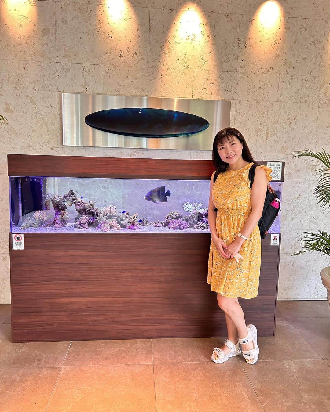DJ MIYAさんのインスタグラム写真 - (DJ MIYAInstagram)「やっほ💖今日の東京は真冬かって寒さなので沖縄行きたーい💖2週間前行ったばかりですが♪  先日は沖縄・宜野湾の　『ムーンオーシャン宜野湾 ホテル&レジデンス』様に宿泊させて頂きました⭐︎✨🌟💫  @moonoceanginowan   【ホテル中庭やlobby編】  お部屋:エグゼクティブスイートルーム❤️10階  海を眺めながら広いリビングでゆったりとした時間を過ごせるのは南国ならでは。  お部屋から1階へお散歩へ。 ロビーにはお魚さんのいる水槽もあるよ🌈こっち向いてくれて可愛かったー🐟🐟  レセプション（Lobby）ではホテルの方が手作りしている展示コーナーもあって再びみれてほっこりしました〜💖  中庭へでると🌴椰子の木がいっぱいあってハワイみたい🌴🌺まさに南国リゾートですね。  レンタルバイク（有料）←自転車 もあるのでサイクリングとかに🚴‍♀️出かけても楽しそうでーすね🌺  ◉全室キッチン完備 ◉部屋数  全177室 ◉電子レンジ お部屋にあり ◉駐車場あり（無料143台） ◉Wifi有り ◉ランドリー有り（各階）  ぜひ予約サイトなどでもcheckして下さいね♪💖💖🌈  那覇空港から車で３０分という好立地！！  市バスの場合、うちどまり（宇地泊）やコンベンションセンターからもホテルまで徒歩で行けます♪ それに、スーパーが２つも近くにあるよ💖   房間→行政套房房間   該房型是本酒店最常見的房型。 在可眺望大海的寬敞起居室度過悠閒時光， 是只有在熱帶國家才能體驗到的體驗。  吹海風的感覺真好💖      充滿度假風情的客房  從10樓的大窗戶可以一覽宜野灣的絕景！   撮影日:11月8日 2022  #沖縄旅遊 #ムーンオーシャン宜野湾 #沖縄ホテル #宜野湾 #沖縄旅行 #沖縄 #沖縄旅行記 #タビジョ #ホカンス #ワーケーション #旅行記 #トラベラー #女子旅 #沖縄観光スポット #沖縄県 #ステイケーション #インフルエンサー #インスタグラマー #旅インスタグラマー #旅スタグラマー #リゾート #旅好き女子 #ホテル宿泊 #ホテル女子会 #国内旅行 #トラベルインフルエンサー #japantravel  #沖縄女子旅 #マイトリップMIYA」11月23日 16時28分 - dj_miya