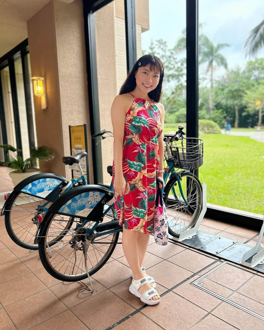 DJ MIYAさんのインスタグラム写真 - (DJ MIYAInstagram)「やっほ💖今日の東京は真冬かって寒さなので沖縄行きたーい💖2週間前行ったばかりですが♪  先日は沖縄・宜野湾の　『ムーンオーシャン宜野湾 ホテル&レジデンス』様に宿泊させて頂きました⭐︎✨🌟💫  @moonoceanginowan   【ホテル中庭やlobby編】  お部屋:エグゼクティブスイートルーム❤️10階  海を眺めながら広いリビングでゆったりとした時間を過ごせるのは南国ならでは。  お部屋から1階へお散歩へ。 ロビーにはお魚さんのいる水槽もあるよ🌈こっち向いてくれて可愛かったー🐟🐟  レセプション（Lobby）ではホテルの方が手作りしている展示コーナーもあって再びみれてほっこりしました〜💖  中庭へでると🌴椰子の木がいっぱいあってハワイみたい🌴🌺まさに南国リゾートですね。  レンタルバイク（有料）←自転車 もあるのでサイクリングとかに🚴‍♀️出かけても楽しそうでーすね🌺  ◉全室キッチン完備 ◉部屋数  全177室 ◉電子レンジ お部屋にあり ◉駐車場あり（無料143台） ◉Wifi有り ◉ランドリー有り（各階）  ぜひ予約サイトなどでもcheckして下さいね♪💖💖🌈  那覇空港から車で３０分という好立地！！  市バスの場合、うちどまり（宇地泊）やコンベンションセンターからもホテルまで徒歩で行けます♪ それに、スーパーが２つも近くにあるよ💖   房間→行政套房房間   該房型是本酒店最常見的房型。 在可眺望大海的寬敞起居室度過悠閒時光， 是只有在熱帶國家才能體驗到的體驗。  吹海風的感覺真好💖      充滿度假風情的客房  從10樓的大窗戶可以一覽宜野灣的絕景！   撮影日:11月8日 2022  #沖縄旅遊 #ムーンオーシャン宜野湾 #沖縄ホテル #宜野湾 #沖縄旅行 #沖縄 #沖縄旅行記 #タビジョ #ホカンス #ワーケーション #旅行記 #トラベラー #女子旅 #沖縄観光スポット #沖縄県 #ステイケーション #インフルエンサー #インスタグラマー #旅インスタグラマー #旅スタグラマー #リゾート #旅好き女子 #ホテル宿泊 #ホテル女子会 #国内旅行 #トラベルインフルエンサー #japantravel  #沖縄女子旅 #マイトリップMIYA」11月23日 16時28分 - dj_miya