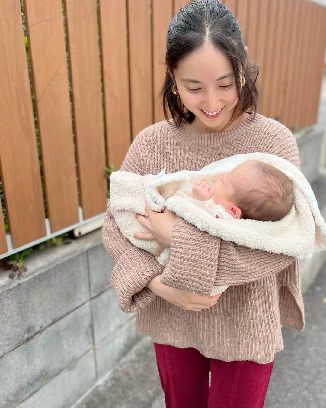 紗綾さんのインスタグラム写真 - (紗綾Instagram)「夫が出張のため、歩いて駅までお見送り👶🏼🌼  お義母さんと、信頼しているお医者さんに教えてもらった豆知識🤓  #お義母さんに教えてもらったことシリーズ  この時期(もうすぐ生後2ヶ月になる)の赤ちゃんは 首が座る(おおよそ3ヶ月〜4ヶ月くらい)までは、  できるだけ ベビーカーやチャイルドシートには 乗せない方が良いんだって☺️  ※もちろん赤ちゃんは、 それぞれ個人差があるし、 時期はしっかり様子を見ながら 見極めることが大事です‼︎  首は頭を支える大切なところで 頭に比べてすごく細い場所🧠  そこには頭と身体をつなぐ神経がたくさんギュと通っているから  とにかく衝撃を与えないことが大切なんだって  だから 大人のしっかりした手で守るのが大事🤱🏻💓  もちろん世の中的には 新生児から乗せていいって言われてる、 ベビーカーやチャイルドシートがあるんだけど…  でも、 乗せなくて済むなら 乗せないに越したことはないみたい。  実際に私、 出産前に新生児から乗れる ベビーカー・チャイルドシート買っちゃったし😅  一旦おあずけ中。  しかし どうしても 車に乗らなければいけないときや 使用しなければならない場合もあるから  こうあるべき！と思わず、 できるだけ！と考えた方がいいですよね♪  我が家では、 娘の首が座るまでは、 近所のお散歩を楽しみま〜す🌈  #子育て #育児 #乳児 #新生児 #新米ママ #ベビーカー #チャイルドシート #お散歩 #第一子 #豆知識 #赤ちゃん #妊娠 #出産 #妊婦」11月23日 16時52分 - saaya_official_