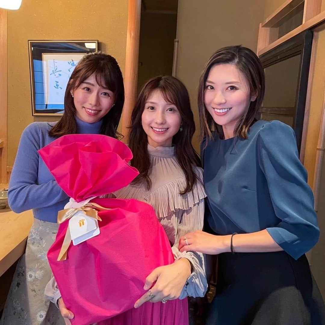 伊藤京子さんのインスタグラム写真 - (伊藤京子Instagram)「. 少し前にゆりちゃんのお誕生日祝いをしました🎂💕 美味しくて楽しい時間だったなぁ❤️ 可愛くて頭の回転が早くて面白くてと最強なゆりちゃん、素敵な一年になりますように🥰 . #二枚目はゆりちゃんが撮ってくれました🫶 #伊藤友里　さん#山岸舞彩　さん#伊藤京子 #セントフォース」11月23日 17時41分 - kyoko_ito1128