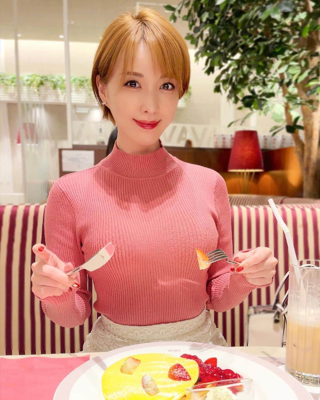 瀬戸早妃さんのインスタグラム写真 - (瀬戸早妃Instagram)「日本橋高島屋に素敵なカフェを発見⋆⸜🧡⸝‍⋆ @cafevava   グルテンフリーのパンケーキ🥞 🍓ベリーソースが甘酸っぱくて とっても美味しかったです🥰✨  セットでつけたドリンクは、 なんと同じものなら飲み放題というコスパの良さ☕️ 私はアイスカフェラテをおかわりしました🫶  店内の雰囲気もラグジュアリー過ぎず でとても良くおすすめです💕✨  そして大きなクリスマスツリー 真っ赤なテディベアがいっぱい🧸♥️ 帰りはこちらちも癒されました🎁🎄✨  ちなみに高島屋ゴールドカードを持っていると、 日本橋店は5時間も車停めても無料です🚗 （年会費1万円ありますが🅿️だけでもすぐに元が取れます♪） 東京駅や日本橋、銀座エリア、新宿や二子玉川にも 車でよく行く人におすすめのカード💳✨  #FP2級　 #日本橋高島屋  #高島屋 #cafevava #vava #グルテンフリーパンケーキ #パンケーキ #イチゴパンケーキ #ベリーパンケーキ  #cafe #cafetime #🥞」11月23日 18時06分 - plievesaki
