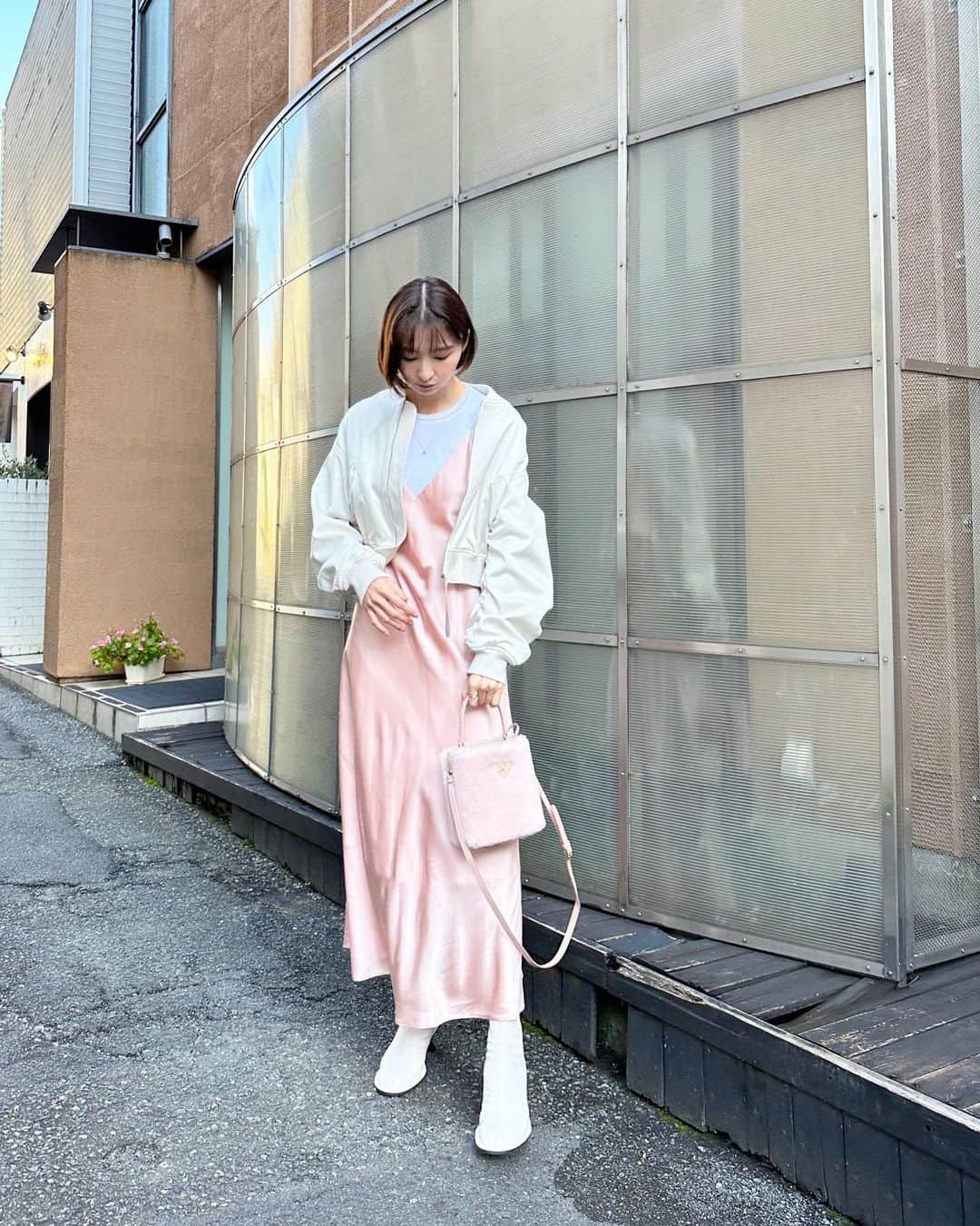 篠田麻里子さんのインスタグラム写真 - (篠田麻里子Instagram)「いつかの私服👗  yokayoピンク♡ 見つけて即買いワンピース👗 サテンが気分で、全身ツルツルテカテカしてた日😂  サテン素材のMA-1はショート丈だから可愛く着れて暖かい😙♡ jacket  @column_official_jp  tops @unitedarrows_official  one-piece @estnation_jp  boots @pippichic_official   #大人コーデ#marikoday#ootd#ベビーピンクが好み」11月23日 18時31分 - shinodamariko3