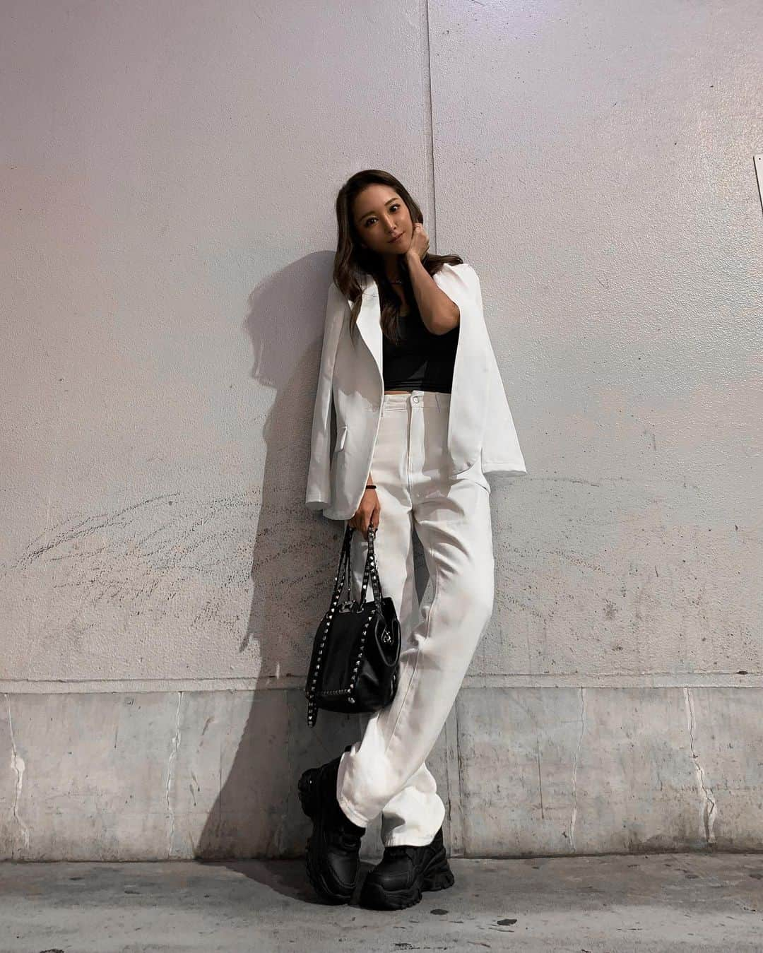 山崎みどりさんのインスタグラム写真 - (山崎みどりInstagram)「White jacket coordinate🤍  White jacket.. @shein_japan  商品ID［10979521］  White High Waisted Straight Leg Jeans .. @shein_japan  商品ID［3382249］  BLACK sneaker.. @shein_japan  商品ID［10866568］ ↑このスニーカー、背が高くなるよ⭐︎  📌Coupon Code【midori】 ～¥5,999 ...15%OFF🪄 ¥6,000円〜 ...20%OFF🪄 @shein_japan   ────────────────────────── #shein #sheinコーデ#sheinstyle#sheinforall  #white #whitelove #whitestyle #白コーデ#スニーカー #スニーカーコーデ #elevatorshoes #blacksneakers」11月23日 18時48分 - midori_yamasaki_