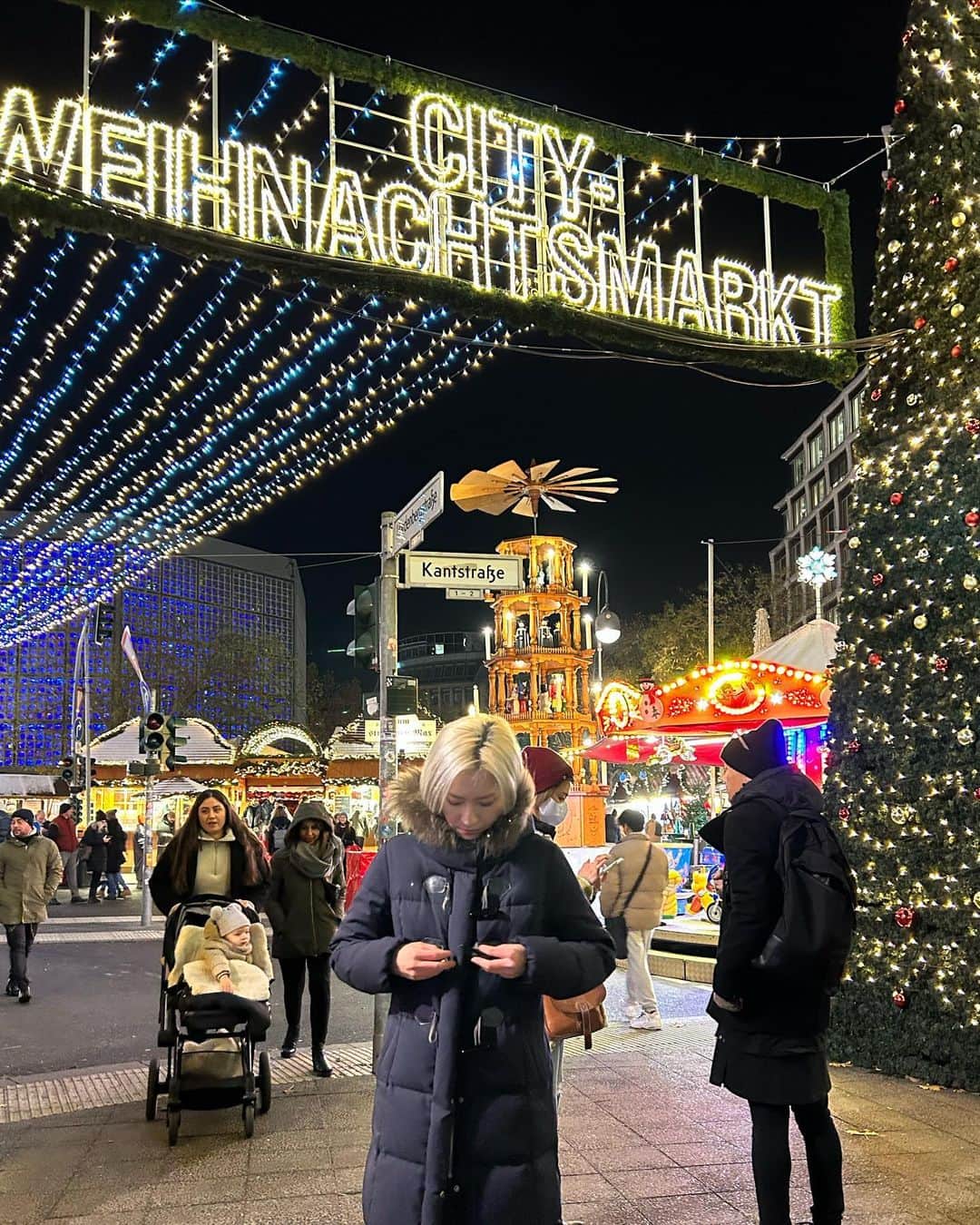 伊東楓さんのインスタグラム写真 - (伊東楓Instagram)「Berlin's Christmas markets have been opened from this Monday! (21.11.2022) I visited the first day, it was -3 degrees. very very cold... I drank Glühwein for the first time in a year🍷 I came here for some work.  more details later✋ Ich hasse es zu frieren , but I love this season in Germany.  #chrismas#xmas#christmasmarket#germany#deutschland#berlin#germanchristmasmarket #japanisch#クリスマスマーケットがはじまりました」11月23日 19時02分 - kaede_ito004