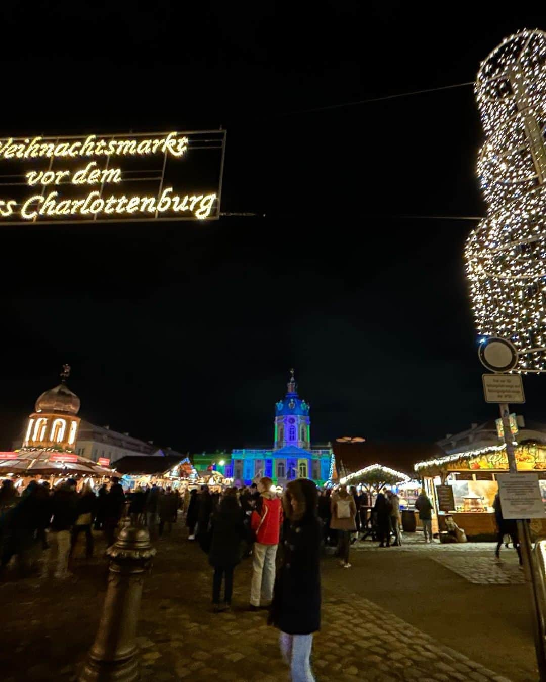 伊東楓さんのインスタグラム写真 - (伊東楓Instagram)「Berlin's Christmas markets have been opened from this Monday! (21.11.2022) I visited the first day, it was -3 degrees. very very cold... I drank Glühwein for the first time in a year🍷 I came here for some work.  more details later✋ Ich hasse es zu frieren , but I love this season in Germany.  #chrismas#xmas#christmasmarket#germany#deutschland#berlin#germanchristmasmarket #japanisch#クリスマスマーケットがはじまりました」11月23日 19時02分 - kaede_ito004