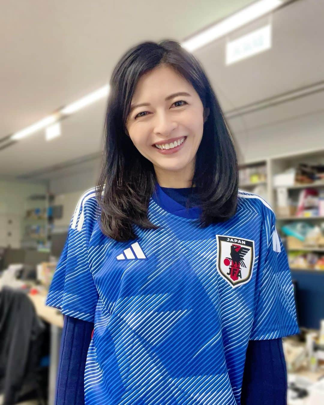 太田景子さんのインスタグラム写真 - (太田景子Instagram)「本日いよいよサッカーＷ杯の日本の初戦が始まりますね🏆✨  中継で着ていたユニフォーム姿も投稿してほしいとコメントをいただいたので投稿しちゃいます😄⚽️💙  今夜はこれを着て応援するぞ〜📣 がんばれ、日本！！！🇯🇵  #サッカー日本代表 #ワールドカップ #サッカーワールドカップ #サムライブルー #worldcup #japan #soccer」11月23日 20時03分 - keiko_ota1121