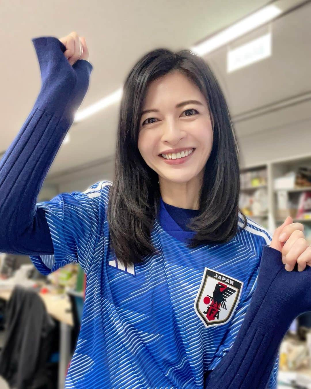 太田景子さんのインスタグラム写真 - (太田景子Instagram)「本日いよいよサッカーＷ杯の日本の初戦が始まりますね🏆✨  中継で着ていたユニフォーム姿も投稿してほしいとコメントをいただいたので投稿しちゃいます😄⚽️💙  今夜はこれを着て応援するぞ〜📣 がんばれ、日本！！！🇯🇵  #サッカー日本代表 #ワールドカップ #サッカーワールドカップ #サムライブルー #worldcup #japan #soccer」11月23日 20時03分 - keiko_ota1121