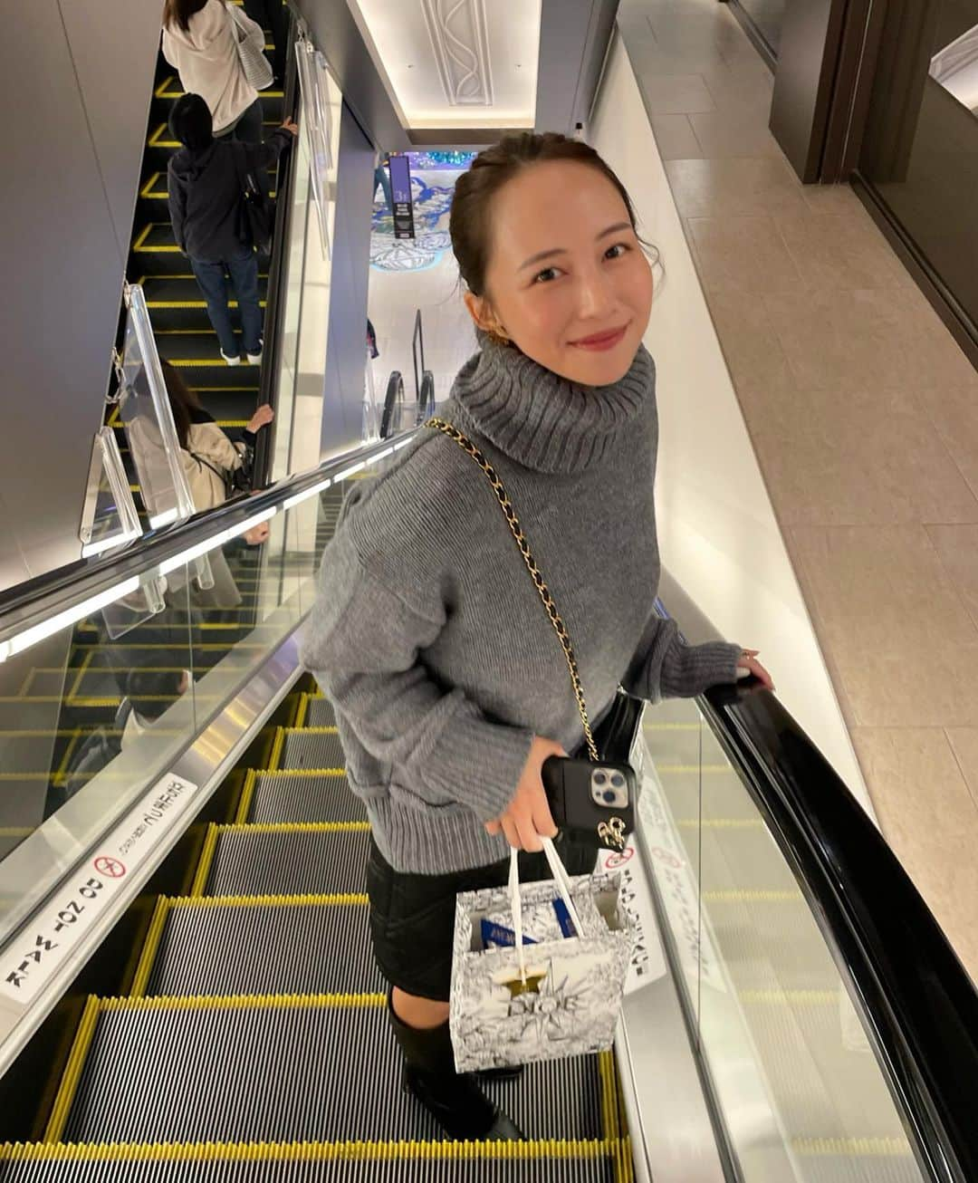 左近鈴乃さんのインスタグラム写真 - (左近鈴乃Instagram)「. ちょっくらshopping 🎄 @dior のショッパー可愛い⭐️  いつも何も言わずともカメラ向けてくれて 最高の理解者🥲🫱🏻‍🫲🏼 👦🏽との買い物ってなんでこんなに楽しいの〜男性のお洋服選ぶのも大好きっ👞👔  . knit @souaire_official  🗓来週発売です！日程決まり次第お伝えします🙇🏼‍♂️  #shopping #SOUAIRE」11月23日 20時20分 - suzuno_sakon