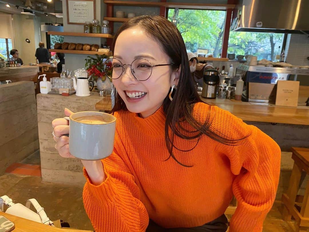 川瀬莉子さんのインスタグラム写真 - (川瀬莉子Instagram)「. カフェで番号札がアルファベットのキューブだったんだけど、R渡されたのが嬉しくて店員さんに自己紹介してた🥹 後になって恥ずかしくなってきた笑 とても素敵カフェだったのでまた載せます🧡 　 　 　 　 #cafestagram#eyewearstyle#カフェ活#メガネ女子」11月23日 20時42分 - kawase_riko_official