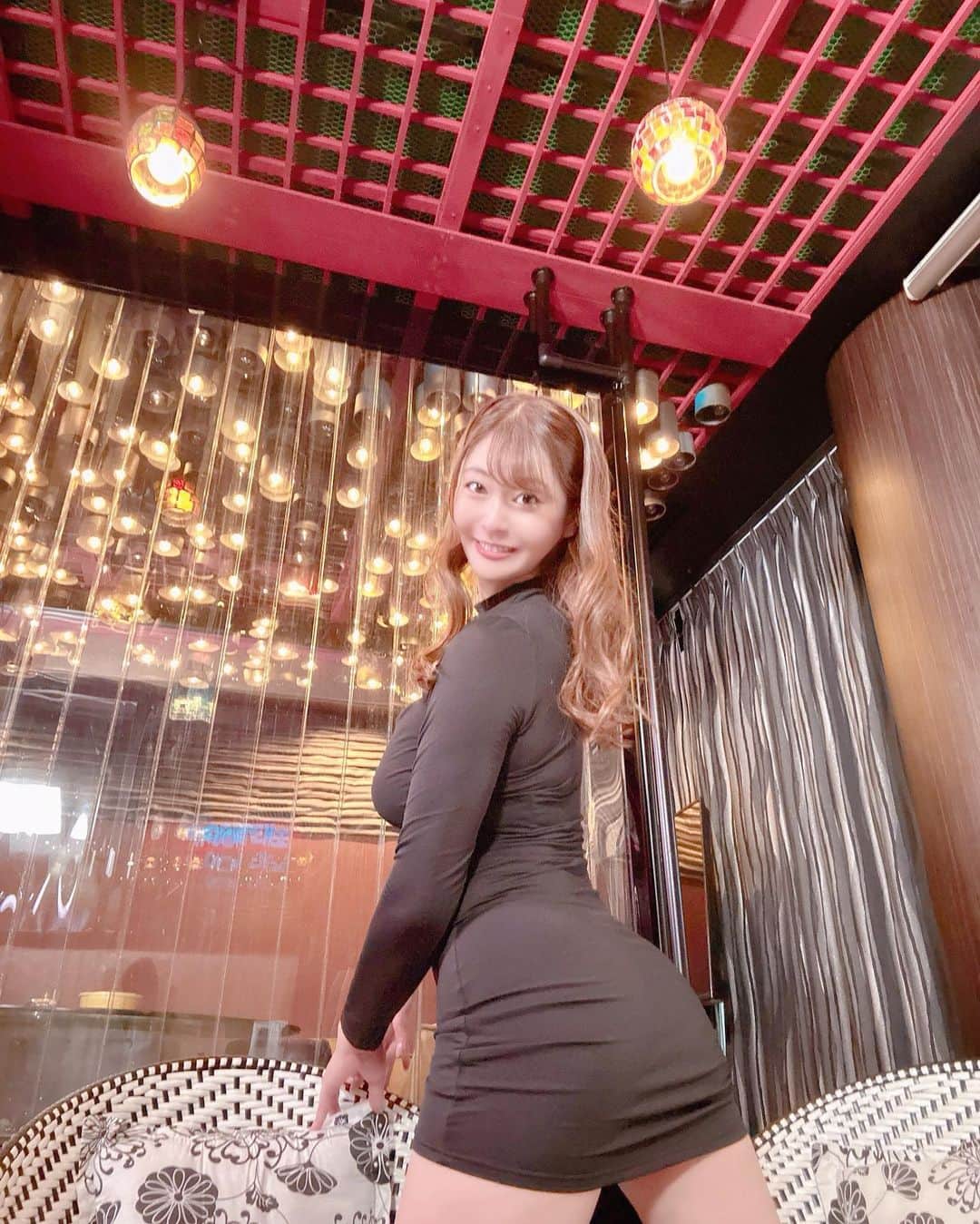 葵百合香（八田愛梨）さんのインスタグラム写真 - (葵百合香（八田愛梨）Instagram)「先日のオフショット🥰💕 スナックのママみたいな役🥰💕 #葵百合香 #AV女優 #セクシー女優 #高身長 #巨乳 #熟女 #人妻 #アダルト #エッチなお姉さん #潮吹き」11月23日 21時49分 - aoi_yurika