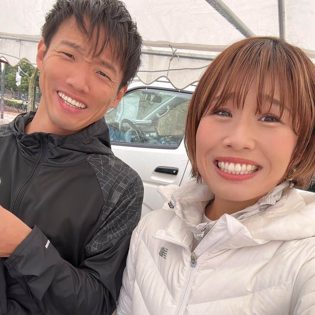 きゃっするひとみーさんのインスタグラム写真 - (きゃっするひとみーInstagram)「#PBアシストハーフマラソン大阪 #pbアシストハーフマラソン   名古屋から始まったPBアシストハーフマラソン、東京に続いて大阪で終了😭✨✨  大阪大会ゲストは、タカヤマラソンさん、SUIさん、みゃこさん、りさこちゃん💗  ペーサー陣も女性メンバー多めでめちゃくちゃ華やかな大会やった😭💗（そりゃ雨も止むわ。笑）  PBアシストハーフマラソンの特徴は、ウォーミングアップアップがプロのコーチ❣️と、10秒ごとに設置されたペーサー✨  大阪はタカヤマラソンさんやったんですが、雨降る中でも参加率すごい🔥🔥 そしてみんなが、おおお！ってなってた😆😆 わたしもタカヤマラソンさんのパーソナルで助けてもらった一人としてもっとみんなに知って欲しかったし嬉しい🙏  ペーサーにもこころちゃん、ちっひー、ともじの関西屈指の美女ランナーが😆❤️  ペーサー、スタッフ共に溢れてしまうほどみんながいつも協力してくれて、ただただ感謝😭🙏  そして！！！ 大阪大会の自己ベスト更新率、おそらく1番高いんじゃないか。。とおもうくらいみんなからベスト更新も聞けた🔥❣️ そして一緒に泣いた😭✨  誰と競争するのでもなく、ただひたすらに自分と向き合うスポーツ。  自分を超えるって最高に嬉しいですよね❣️  たくさんのランナーさんの挑戦する姿を一番近くで応援できるのがとても幸せです🙏✨✨✨  PBアシストハーフマラソンはまた来年✨ですが、大阪ランナーズトライアルはありますよ！！！！  12月10日に長居公園で✨ 30kにはペーサーが！！！！ お値段も良心的な大会です😭😭 @runcolle  こちらのアカウントもチェックしてください😆❣️  ゲストランナーの皆様、出場された皆様、ペーサーの皆様、そして支えてくださるスタッフの皆様！！✨✨✨ 最後になりましたが、スペシャルサポートで関わってくださった、　#かがやき整骨院　の皆様😭😭 （大阪府内で12店舗🔥🔥🔥ランナーに強い！整骨院❣️❣️❣️ランナーのための！整骨院✨✨）  ありがとうございきゃっする🏯❣️❣️  🏯熊本城マラソン2022公認インフルエンサー🐻🏯 2023.2.19開催！熊本城マラソン、熊本の魅力お届けします！！ 🌸ふくい桜マラソンプレ大会ゲストランナー🌸 2023.3.26開催！大迫傑さん、神野大地さんと福井でお待ちしております！ 🎤オオサカランナーズトライアルMC🎤 2022.12.10長居公園にて！年明けフルマラソン走る方は30km（ペーサーいます！）、年内ラストレースにはハーフマラソン、年末レースの皆様には調整10km！お待ちしてます！ 🏃‍♀️ナゴヤランナーズカップゲストランナー🏃‍♀️ 2023.1.7大高緑地にて！！！ 今年も年明けはゲキサカ？！！な大高緑地で走り初めしましょかー😆🫶🫶  どれもエントリーはトップページのリンクより❣️  #ランナーズトライアル #pbアシストハーフマラソン   出場マラソン⭐︎  #神戸マラソン #熊本城マラソン #大阪マラソン #saurusマラソン  #小野ハーフマラソン  #ふくい桜マラソン #名古屋ウィメンズマラソン  #愛媛マラソン #奈良マラソン #大阪ハーフマラソン   #マラソン #marathon #running #マラソン女子  #マラソントレーニング  #マラソン  #マラソン」11月23日 22時57分 - takaxjumppp