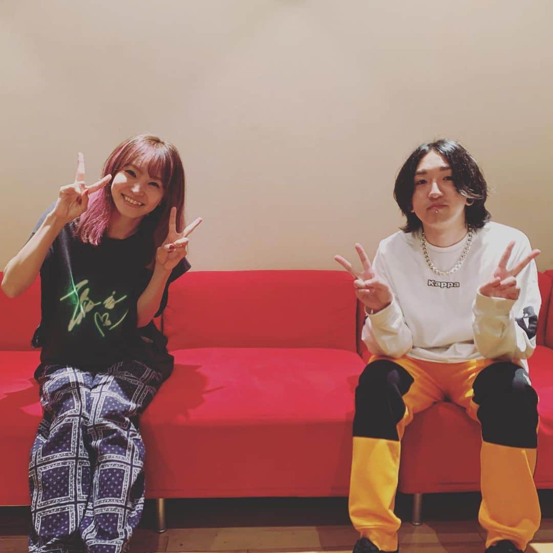 LiSAさんのインスタグラム写真 - (LiSAInstagram)「#LANDER 『M-1 往け  作詞：LiSA　作曲：Ayase　編曲：江口 亮』 #アメブロ #sao_anime 【BLOG】http://ameblo.jp/lxixsxa/  01. 往け 長く沢山の楽曲をご一緒している「ソードアート・オンライン」シリーズの「劇場版ソードアート・オンライン-プログレッシブ-星なき夜のアリア」主題歌。脚本を読みながら主人公・女戦士アスナが絶望の中で覚悟を決めた瞬間、強くしなやかな閃光が見えました。どうしようもない夜に前を向くしかない、自分自身を何度も助けてくれた曲です。 「いけ、わたしよ。いけ」おまじないの歌。作曲のAyaseさんの歌声が素敵で、心に響いた誰かからのメッセージにも聞こえるといいなと思い、所々一緒に歌っていただきました。  01. 往け	Yu-Ke Theme song of the movie Sword Art Online Progressive: Aria of a Starless Night, from the Sword Art Online series that I have been working with for a long time with many songs.  I read the script, and the moment heroine Asuna, the female knight, steeled herself while in despair, I pictured a powerful and pliant flash of light.  This song has saved me many times on helpless nights when I still have to look ahead. “Go, me, go”. A song of mantra.  Ayase, who composed the music, has a beautiful singing voice.  I asked him to join me in singing some parts of the song, hoping that his voice would sound like a resonating message from someone.  01. 往け（往前） 与大量歌曲长期相伴的《刀剑神域》系列剧场版《-进击篇-无星之夜的咏叹调》的主题曲。在阅读脚本的时候看到了主人公——女战士亚丝娜在绝望中觉醒瞬间所绽放出来的强大而又柔和的闪光。这首歌无数次激励了在无助绝望的夜晚，只能继续向前行的自己。 “继续向前，我啊。继续向前” 的魔法之歌。作曲者Ayase老师的歌声很美妙，希望听歌时能够从中想起有所共鸣之人的寄语，于是便共同演唱了歌曲的某些部分。」11月24日 2時34分 - xlisa_olivex
