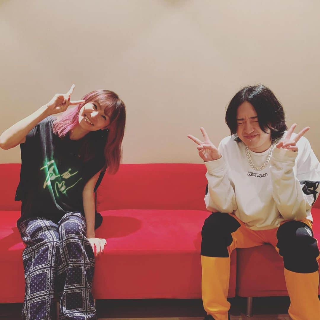 LiSAさんのインスタグラム写真 - (LiSAInstagram)「#LANDER 『M-1 往け  作詞：LiSA　作曲：Ayase　編曲：江口 亮』 #アメブロ #sao_anime 【BLOG】http://ameblo.jp/lxixsxa/  01. 往け 長く沢山の楽曲をご一緒している「ソードアート・オンライン」シリーズの「劇場版ソードアート・オンライン-プログレッシブ-星なき夜のアリア」主題歌。脚本を読みながら主人公・女戦士アスナが絶望の中で覚悟を決めた瞬間、強くしなやかな閃光が見えました。どうしようもない夜に前を向くしかない、自分自身を何度も助けてくれた曲です。 「いけ、わたしよ。いけ」おまじないの歌。作曲のAyaseさんの歌声が素敵で、心に響いた誰かからのメッセージにも聞こえるといいなと思い、所々一緒に歌っていただきました。  01. 往け	Yu-Ke Theme song of the movie Sword Art Online Progressive: Aria of a Starless Night, from the Sword Art Online series that I have been working with for a long time with many songs.  I read the script, and the moment heroine Asuna, the female knight, steeled herself while in despair, I pictured a powerful and pliant flash of light.  This song has saved me many times on helpless nights when I still have to look ahead. “Go, me, go”. A song of mantra.  Ayase, who composed the music, has a beautiful singing voice.  I asked him to join me in singing some parts of the song, hoping that his voice would sound like a resonating message from someone.  01. 往け（往前） 与大量歌曲长期相伴的《刀剑神域》系列剧场版《-进击篇-无星之夜的咏叹调》的主题曲。在阅读脚本的时候看到了主人公——女战士亚丝娜在绝望中觉醒瞬间所绽放出来的强大而又柔和的闪光。这首歌无数次激励了在无助绝望的夜晚，只能继续向前行的自己。 “继续向前，我啊。继续向前” 的魔法之歌。作曲者Ayase老师的歌声很美妙，希望听歌时能够从中想起有所共鸣之人的寄语，于是便共同演唱了歌曲的某些部分。」11月24日 2時34分 - xlisa_olivex