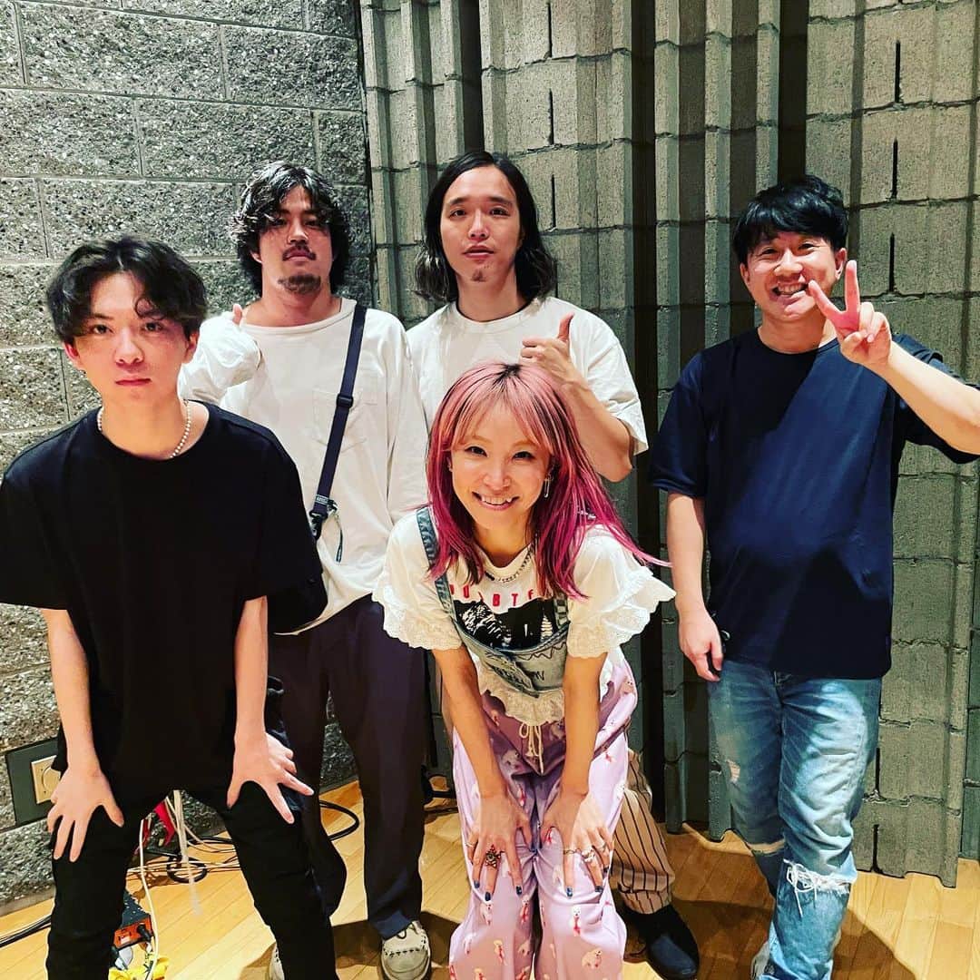 LiSAさんのインスタグラム写真 - (LiSAInstagram)「#LANDER『M-2一斉ノ喝采　 作詞：LiSA　作曲：竹内羽瑠　編曲：江口 亮』 #アメブロ  #FIFAワールドカップ  #FIFAWorldCup2022  【BLOG】http://ameblo.jp/lxixsxa/  02. 一斉ノ喝采 この楽曲の制作は、ちょうど2022年４月のソロデビュー10周年を終えたときでした。世界が一変して新しい世界での楽しみ方を、その時々の状況や心と折り合いをつけながら過ごしてきました。懸命に様々な時間を過ごした先に、誇り高く笑える明日を願い、みんなで一斉に喝采できる日を夢見て作った曲です。 この瞬間を懸命に精一杯生きる全ての人へ。「いっせーの!!喝采!!」 この日を迎えた多幸感をみんなで味わいたいです。手も、足も、声も、魂も、心も、全身全霊で叫べ!!  02. 一斉ノ喝采	Isseino Kassai I made this song just around the time I culminated the 10th anniversary of my solo debut in April 2022.  Since the world saw a drastic change, I have tried to enjoy the new world as I dealt with the circumstances and mindset of the moment.  I made this song hoping that beyond the times of struggles and strives that come in many shapes, there would be a tomorrow where we could smile in pride and cheer ourselves together. To everyone who gives one’s all to live in the moment… “Here we go… Hurray!” I want to share with you all the euphoric mood of coming as far as today.  Use your hands, feet, voices, souls, minds… every bit of yourself to give a big shout-out!  02. 一斉ノ喝采（一同喝彩） 制作这首歌曲的时间，刚好是在2022年4月个人出道10周年企划结束的时候。世界焕然一新，在适应各种不同状况和不断调整心情的同时享受着新世界。这是梦想着拼尽全力度过各种时刻后迎来自豪而又充满欢笑的未来，所有人能一起齐声喝彩的日子到来而做的歌曲。 献给努力且拼尽全力活在这一瞬间的所有人。“一同！！喝彩！！” 希望所有人都能感受到到迎來这一天的幸福感。手、脚、声音、灵魂、心灵、全身心呐喊吧！！」11月24日 2時38分 - xlisa_olivex