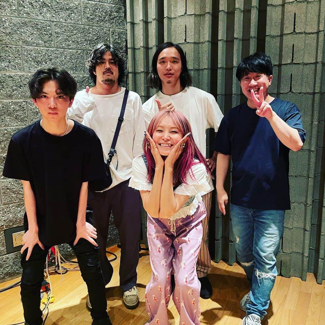 LiSAさんのインスタグラム写真 - (LiSAInstagram)「#LANDER『M-2一斉ノ喝采　 作詞：LiSA　作曲：竹内羽瑠　編曲：江口 亮』 #アメブロ  #FIFAワールドカップ  #FIFAWorldCup2022  【BLOG】http://ameblo.jp/lxixsxa/  02. 一斉ノ喝采 この楽曲の制作は、ちょうど2022年４月のソロデビュー10周年を終えたときでした。世界が一変して新しい世界での楽しみ方を、その時々の状況や心と折り合いをつけながら過ごしてきました。懸命に様々な時間を過ごした先に、誇り高く笑える明日を願い、みんなで一斉に喝采できる日を夢見て作った曲です。 この瞬間を懸命に精一杯生きる全ての人へ。「いっせーの!!喝采!!」 この日を迎えた多幸感をみんなで味わいたいです。手も、足も、声も、魂も、心も、全身全霊で叫べ!!  02. 一斉ノ喝采	Isseino Kassai I made this song just around the time I culminated the 10th anniversary of my solo debut in April 2022.  Since the world saw a drastic change, I have tried to enjoy the new world as I dealt with the circumstances and mindset of the moment.  I made this song hoping that beyond the times of struggles and strives that come in many shapes, there would be a tomorrow where we could smile in pride and cheer ourselves together. To everyone who gives one’s all to live in the moment… “Here we go… Hurray!” I want to share with you all the euphoric mood of coming as far as today.  Use your hands, feet, voices, souls, minds… every bit of yourself to give a big shout-out!  02. 一斉ノ喝采（一同喝彩） 制作这首歌曲的时间，刚好是在2022年4月个人出道10周年企划结束的时候。世界焕然一新，在适应各种不同状况和不断调整心情的同时享受着新世界。这是梦想着拼尽全力度过各种时刻后迎来自豪而又充满欢笑的未来，所有人能一起齐声喝彩的日子到来而做的歌曲。 献给努力且拼尽全力活在这一瞬间的所有人。“一同！！喝彩！！” 希望所有人都能感受到到迎來这一天的幸福感。手、脚、声音、灵魂、心灵、全身心呐喊吧！！」11月24日 2時38分 - xlisa_olivex