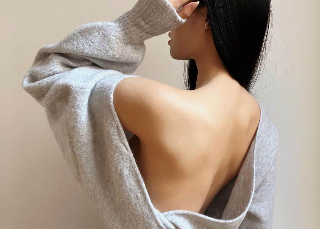 NATALIE LIAOさんのインスタグラム写真 - (NATALIE LIAOInstagram)「Cozy knits at home all winter long. Obsessed with this chic open back piece by @sezane #sezane 💕💕💕」11月24日 7時51分 - fongminliao