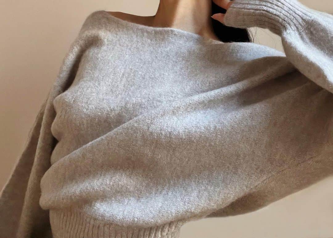 NATALIE LIAOさんのインスタグラム写真 - (NATALIE LIAOInstagram)「Cozy knits at home all winter long. Obsessed with this chic open back piece by @sezane #sezane 💕💕💕」11月24日 7時51分 - fongminliao