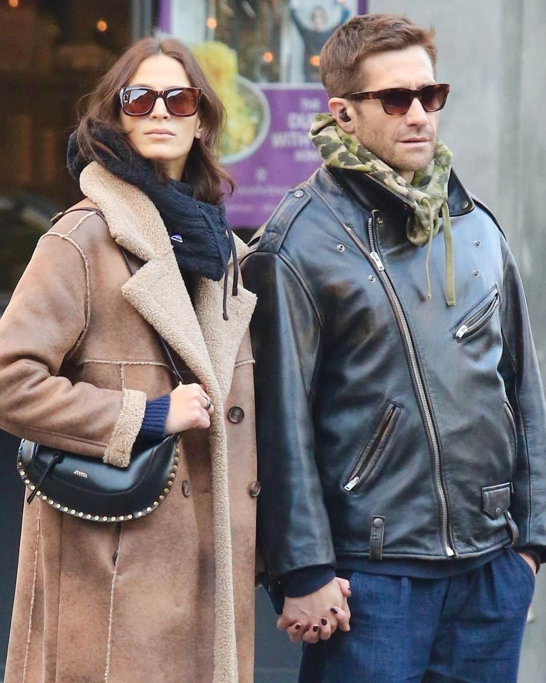 Just Jaredさんのインスタグラム写真 - (Just JaredInstagram)「Jake Gyllenhaal holds hands with longtime girlfriend Jeanne Cadieu during a romantic stroll around the city. #JakeGyllenhaal #Jeanne Cadieu Photos: Backgrid」11月24日 9時13分 - justjared