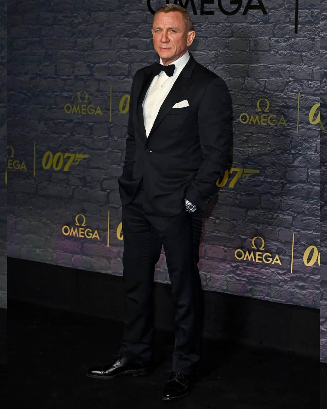 Just Jaredさんのインスタグラム写真 - (Just JaredInstagram)「Daniel Craig looks sharp at the 60 Years of James Bond event alongside Daisy Edgar-Jones, Will Poulter, Gugu Mbatha-Raw, Oliver Jackson-Cohen, & Hayley Atwell. #DanielCraig #DaisyEdgarJones #WillPoulter #GuguMbathaRaw #OliverJacksonCohen #HayleyAtwell #JamesBond Photos: Getty」11月24日 10時12分 - justjared