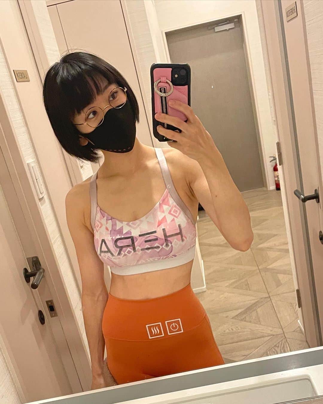 JK おしり 自撮り 時東ぁみさんのインスタグラム写真 - (時東ぁみInstagram)「気持ち悪いの撮れた🤣🤣🤣 ・ トレーニング動画を撮ってる隙を見て、お尻チェック🍑  最後の前後にピクピクがキモーーーw ・ 綺麗なお尻作らなきゃ！！ ・ #時東ぁみ #パーソナルトレーニング #女性専用ジム ...
