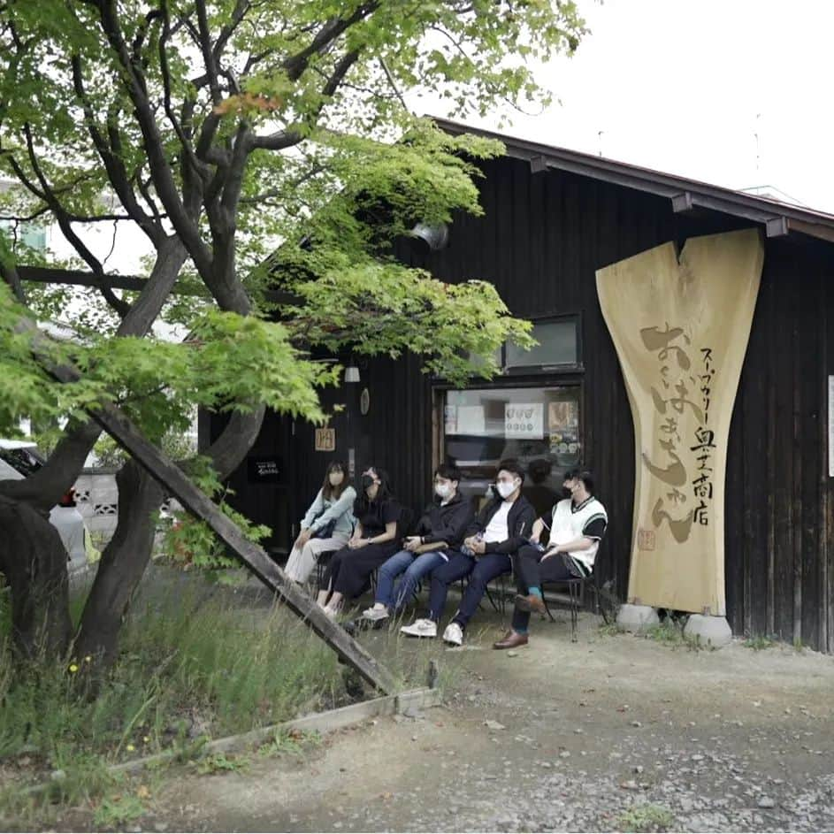 テレビ東京「ガイアの夜明け」さんのインスタグラム写真 - (テレビ東京「ガイアの夜明け」Instagram)「【ガイアの夜明け】  11月25日（金）　夜10時『働き方改革 その先へ！～”働きがい”がニッポンを変える～』  政府が「働き方改革」を打ち出して５年あまり。 これからは「働き方」から「働きがい改革」へとシフトチェンジする 企業やビジネスパーソンに注目しました。  デジタルに強い人材が、「キャリアアップ」や「やりがい」を特に求めているそうです。 そんな人材の獲得に動き出す「働きがい」とは？  人手不足が続く外食業界では、 シニア人材の「働きがい」を高める戦略で成長している外食チェーンがあるそうです。 どんな店舗作りなのでしょうか？  ≪スタジオ≫ ブラウス#INDIVI スカート#MICHELKLEIN #テイクアップ ≪取材≫ #加賀市 #奥芝商店 #働きがいのある会社研究所」11月24日 15時12分 - gaia_no_yoake