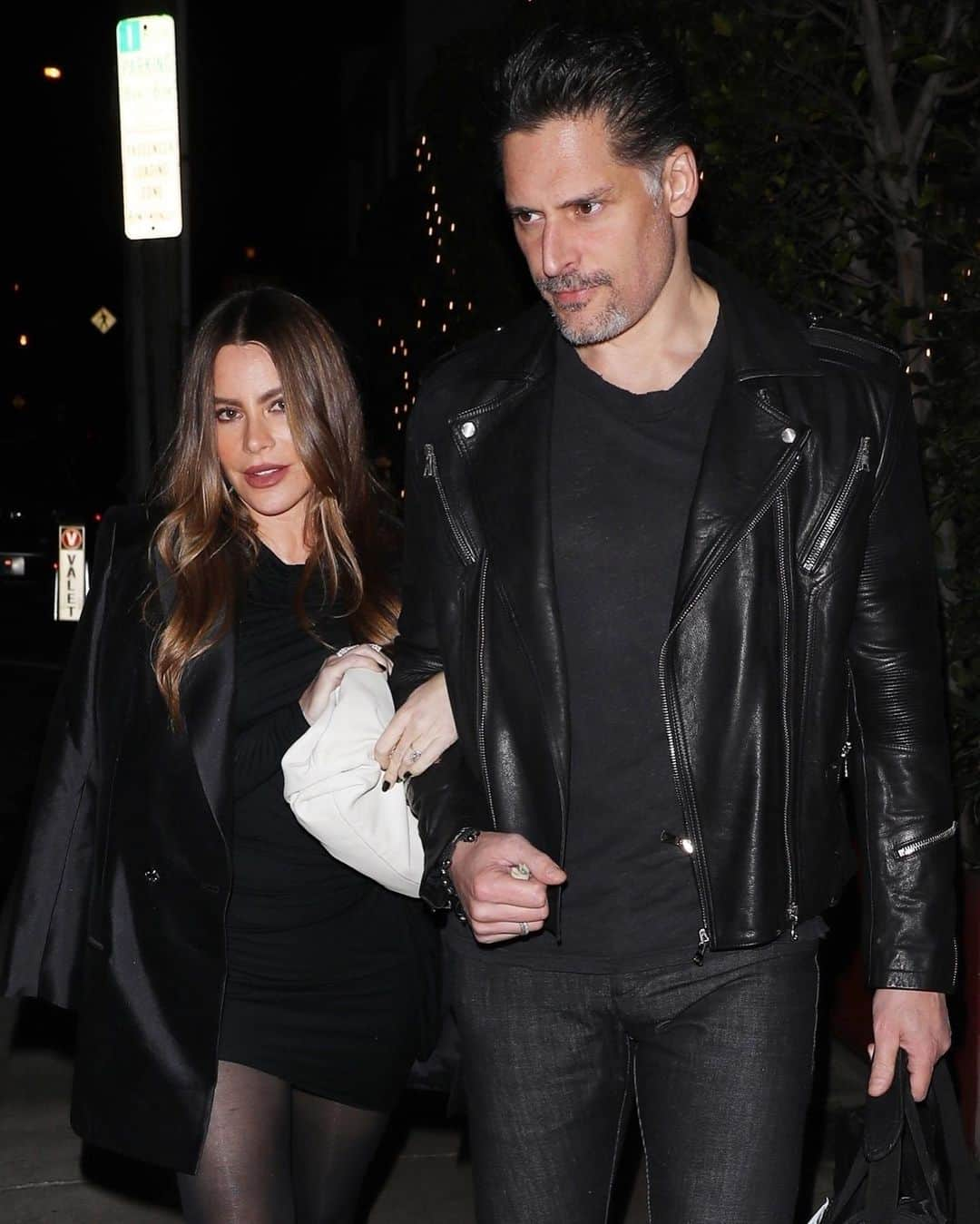 Just Jaredさんのインスタグラム写真 - (Just JaredInstagram)「Sofia Vergara & Joe Manganiello celebrate their 7th wedding anniversary with a romantic dinner date in Santa Monica.  #SofiaVergara #JoeManganiello Photos: Backgrid」11月24日 16時30分 - justjared