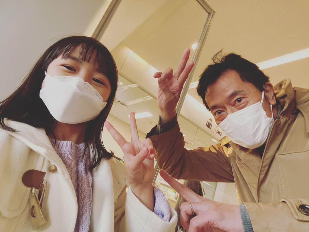 浅田芭路さんのインスタグラム写真 - (浅田芭路Instagram)「． フジテレビ水10ドラマ 『親愛なる僕に殺意をこめて』 第8話を観てくださったみなさん、ありがとうございました！！！  ゾクゾクの、めちゃくちゃ怖いお話ですが、撮影現場はみんな楽しくて、いつも笑いがあふれていました！ エンケンパパと敦子ママは、ちょっとこわいシーンのあいまでも、いつも明るくて楽しくって、 私と一緒に歌ったり踊ったり大笑いしたりしてくれました😆 一緒に撮っていただいた写真は、小樽旅行のオフショットです✈️ 楽しかったなぁ📷✨ ドラマはいよいよ次回が最終回です。ドキドキハラハラで、真犯人❓🫣だれ〜！？知りたい❗️ こわいけど🫣😵💦  今回はじめて、ピアノを弾くシーンがあったのですが、 生まれてはじめて両手でピアノを弾いて、ピアノの楽しさも知ることができて、ピアノが大好きになりました。  ピアノを教えてくださった後藤先生、ありがとうございました！ 今度、もしよかったらインスタで練習したピアノもみなさんにみていただきたいです！🎹♬  #遠藤憲一 さん #阿南敦子 さん #しんぼく #親愛なる僕へ殺意をこめて  #ありがとうございました  #来週最終回 です！」11月24日 16時46分 - asada_halo__official