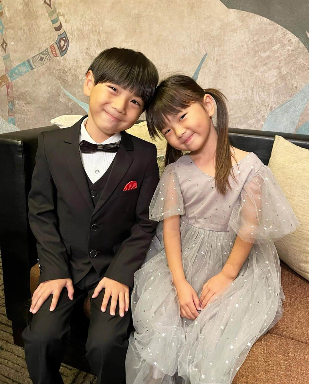 菊地あやかさんのインスタグラム写真 - (菊地あやかInstagram)「. よく頑張りました👦🏻👧🏻💐 #フラッグボーイ#フラッグガール#挙式 #結婚式#お呼ばれコーデ#3兄弟#子供服」11月24日 17時25分 - ayaka_official06