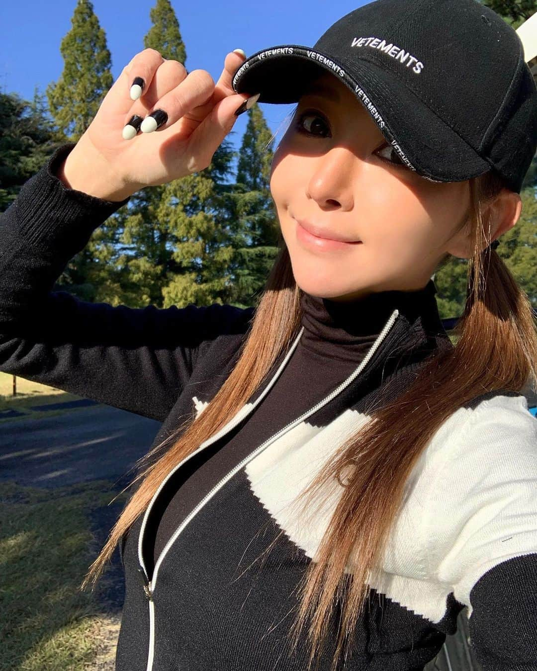 山崎みどりさんのインスタグラム写真 - (山崎みどりInstagram)「Golf DAY⛳️🏌️‍♀️  CPGカントリークラブ  天気最高✨  寒いかなと思ってたけど春の陽気で気持ち良かった🌿  ゴルフウェアはモノトーンにしてみたよ🖤🤍  コーデがネイルとも合ってた♡ （たまたま） ──────────────────────────  #golf#golfwear #golfday#golfsneaker #golflife #golfgirls #ゴルフ女子 #ゴルフウェア #ゴルフコーデ #ゴルフ女子コーデ #golfstagram #golf女子 #cpgカントリークラブ」11月24日 19時22分 - midori_yamasaki_