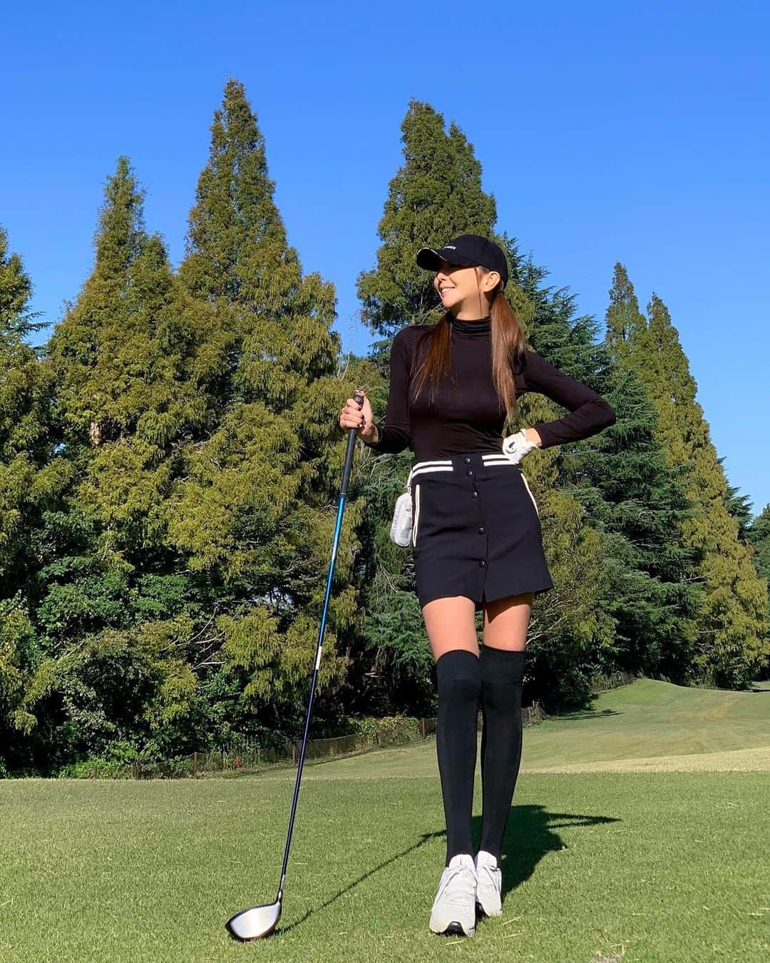 山崎みどりさんのインスタグラム写真 - (山崎みどりInstagram)「Golf DAY⛳️🏌️‍♀️  CPGカントリークラブ  天気最高✨  寒いかなと思ってたけど春の陽気で気持ち良かった🌿  ゴルフウェアはモノトーンにしてみたよ🖤🤍  コーデがネイルとも合ってた♡ （たまたま） ──────────────────────────  #golf#golfwear #golfday#golfsneaker #golflife #golfgirls #ゴルフ女子 #ゴルフウェア #ゴルフコーデ #ゴルフ女子コーデ #golfstagram #golf女子 #cpgカントリークラブ」11月24日 19時22分 - midori_yamasaki_