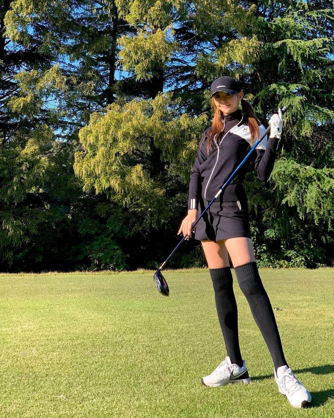 山崎みどりさんのインスタグラム写真 - (山崎みどりInstagram)「Golf DAY⛳️🏌️‍♀️  CPGカントリークラブ  天気最高✨  寒いかなと思ってたけど春の陽気で気持ち良かった🌿  ゴルフウェアはモノトーンにしてみたよ🖤🤍  コーデがネイルとも合ってた♡ （たまたま） ──────────────────────────  #golf#golfwear #golfday#golfsneaker #golflife #golfgirls #ゴルフ女子 #ゴルフウェア #ゴルフコーデ #ゴルフ女子コーデ #golfstagram #golf女子 #cpgカントリークラブ」11月24日 19時22分 - midori_yamasaki_