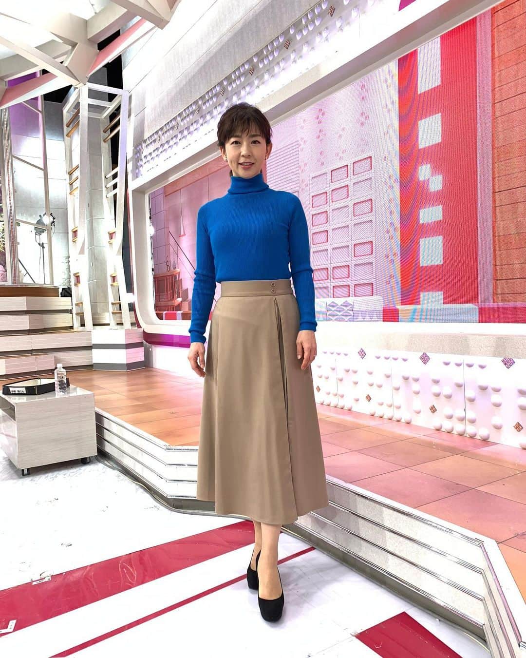 松尾由美子さんのインスタグラム写真 - (松尾由美子Instagram)「. 一喜一憂せず しっかり準備をし 次の試合に生かす。  私もそうありたいです。  パンツ grove @grove_jp  イヤリング Phoebe @phoebe_official  ブルー×ベージュの爽やかスタイル。 パッと目を引くブルーのニットにベージュのスカートを合わせて優しい雰囲気に。 イヤリングはシンプルに。  #松尾由美子 #松尾と服 #スーパーJチャンネル #Jチャン #夕方ニュース #森保監督」11月24日 19時27分 - yumikomatsuo5