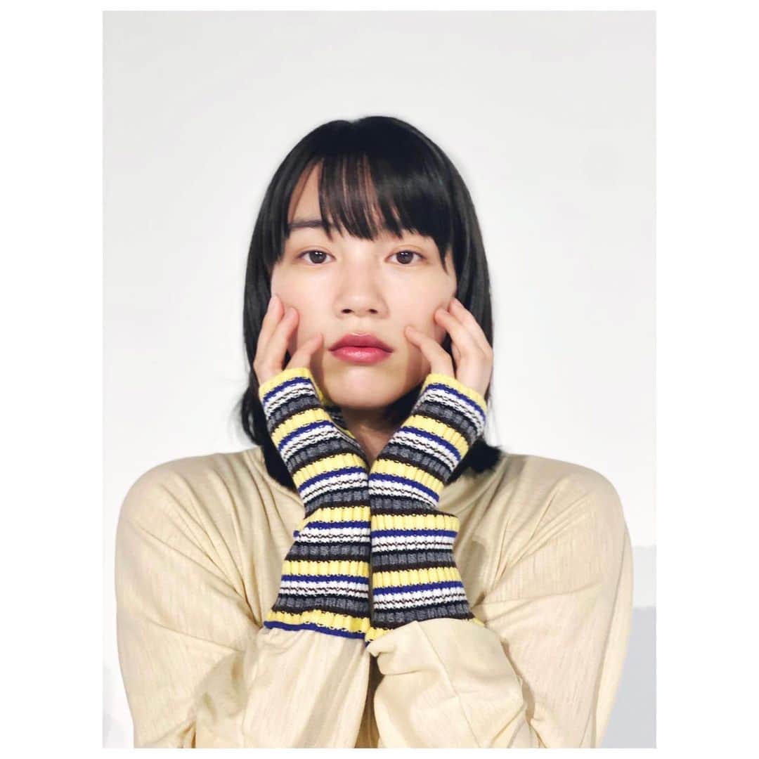 のん（能年玲奈）さんのインスタグラム写真 - (のん（能年玲奈）Instagram)「取材のオフショット。 様々な方法で袖の可愛さを見せようとしてます💐  #天間荘の三姉妹  Styling: @izumimachino Hair&Make up: Shie Kanno」11月24日 20時40分 - non_kamo_ne