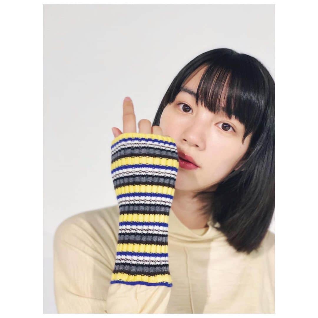 のん（能年玲奈）さんのインスタグラム写真 - (のん（能年玲奈）Instagram)「取材のオフショット。 様々な方法で袖の可愛さを見せようとしてます💐  #天間荘の三姉妹  Styling: @izumimachino Hair&Make up: Shie Kanno」11月24日 20時40分 - non_kamo_ne
