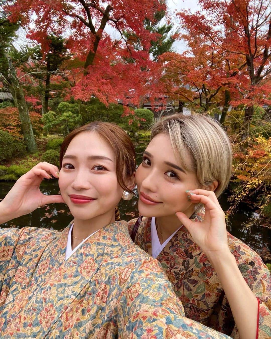マリカさんのインスタグラム写真 - (マリカInstagram)「@irodorikyoto  着物レンタルして清水寺散策🍁🍂  いつも選ぶの早い私なんやけど @irodorikyoto さんの着物が ドンピシャすぎて悩んだ、、🥺❤️  清水寺近くやから観光も もってこいやで💕 カップルでの着付けも お客さん沢山居たから 羨ましかった😂😂🙌💥  ちなみにお昼はすぐ近くの ラーメン屋 @issunbousi_kyoto に いって西京味噌ラーメン食べたよ🍜  もちもち麺でござりました✨ めっちゃ近かったから 着付け前でも後でもいってみて💥  #着物 #祇園 #京都 #紅葉 #紅葉デート #ハイトーンショート #レトロ着物 #清水寺 #京都食べ歩き #関西モデル #ハイトーン #サロモ」11月24日 21時03分 - marika_h1127