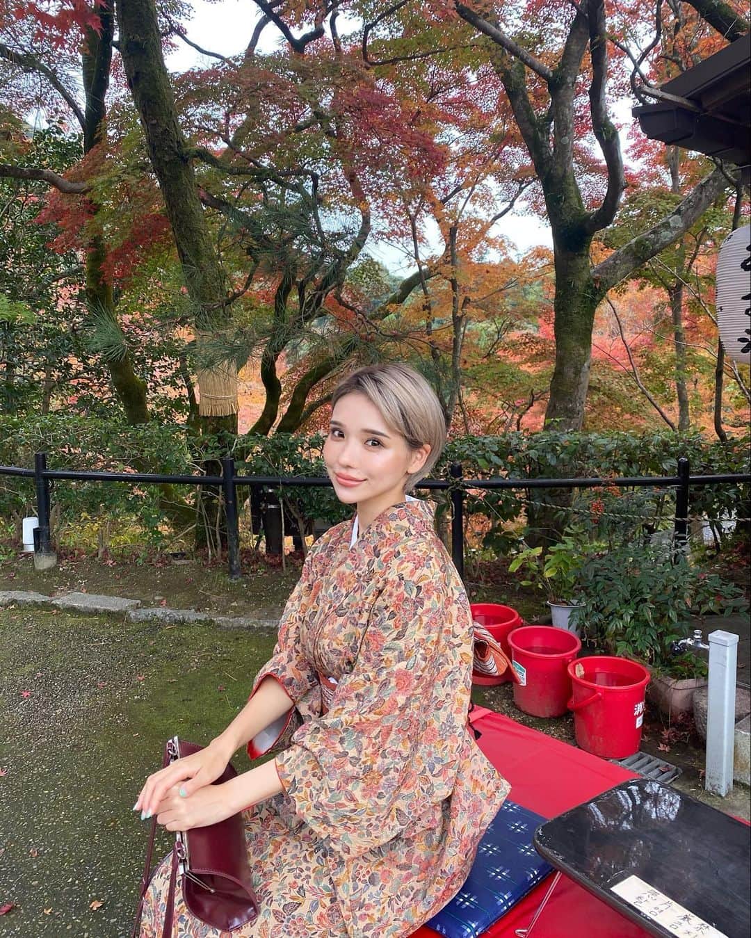 マリカさんのインスタグラム写真 - (マリカInstagram)「@irodorikyoto  着物レンタルして清水寺散策🍁🍂  いつも選ぶの早い私なんやけど @irodorikyoto さんの着物が ドンピシャすぎて悩んだ、、🥺❤️  清水寺近くやから観光も もってこいやで💕 カップルでの着付けも お客さん沢山居たから 羨ましかった😂😂🙌💥  ちなみにお昼はすぐ近くの ラーメン屋 @issunbousi_kyoto に いって西京味噌ラーメン食べたよ🍜  もちもち麺でござりました✨ めっちゃ近かったから 着付け前でも後でもいってみて💥  #着物 #祇園 #京都 #紅葉 #紅葉デート #ハイトーンショート #レトロ着物 #清水寺 #京都食べ歩き #関西モデル #ハイトーン #サロモ」11月24日 21時03分 - marika_h1127