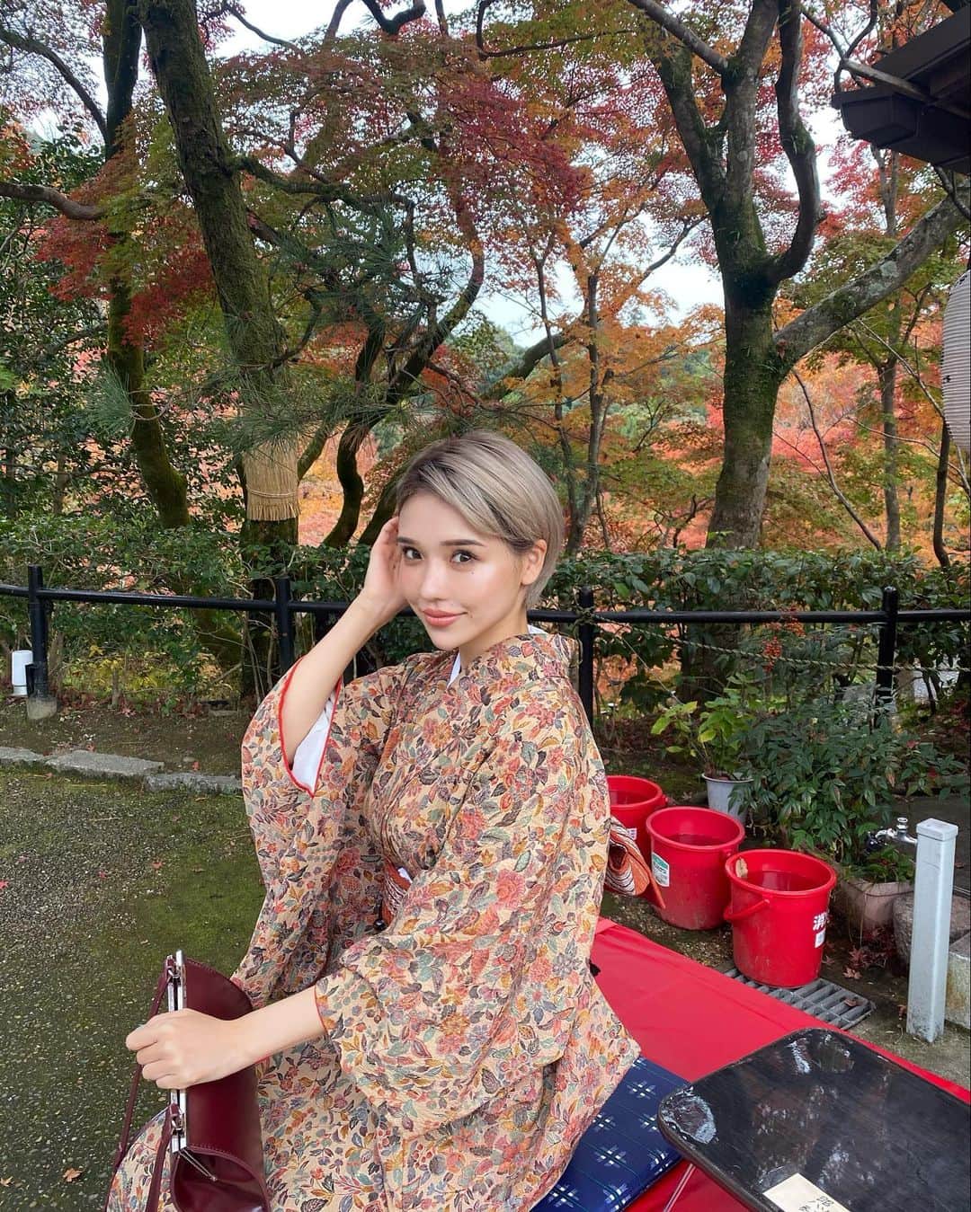 マリカさんのインスタグラム写真 - (マリカInstagram)「@irodorikyoto  着物レンタルして清水寺散策🍁🍂  いつも選ぶの早い私なんやけど @irodorikyoto さんの着物が ドンピシャすぎて悩んだ、、🥺❤️  清水寺近くやから観光も もってこいやで💕 カップルでの着付けも お客さん沢山居たから 羨ましかった😂😂🙌💥  ちなみにお昼はすぐ近くの ラーメン屋 @issunbousi_kyoto に いって西京味噌ラーメン食べたよ🍜  もちもち麺でござりました✨ めっちゃ近かったから 着付け前でも後でもいってみて💥  #着物 #祇園 #京都 #紅葉 #紅葉デート #ハイトーンショート #レトロ着物 #清水寺 #京都食べ歩き #関西モデル #ハイトーン #サロモ」11月24日 21時03分 - marika_h1127
