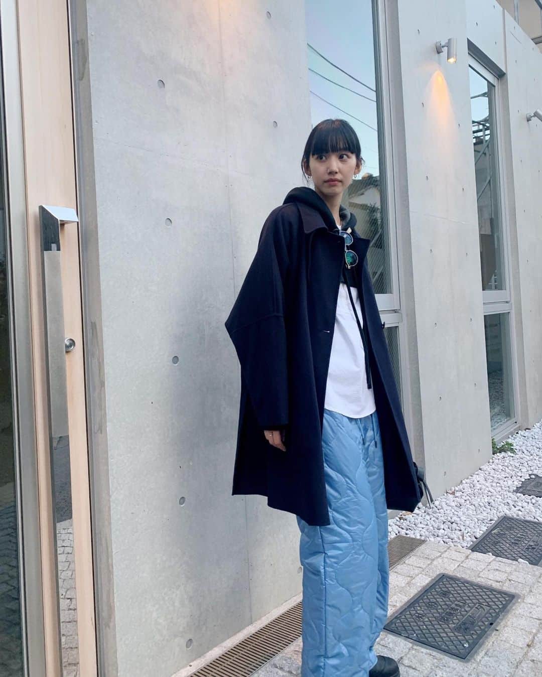 Shiho Sasakiさんのインスタグラム写真 - (Shiho SasakiInstagram)「寒かった日の私服⛄️  コートとか持ってるの暗い色が多いから キルティングパンツはブルーを買いました🫐  #MOUSSY#MOUSSYSNAP」11月24日 21時13分 - shihomurata0718