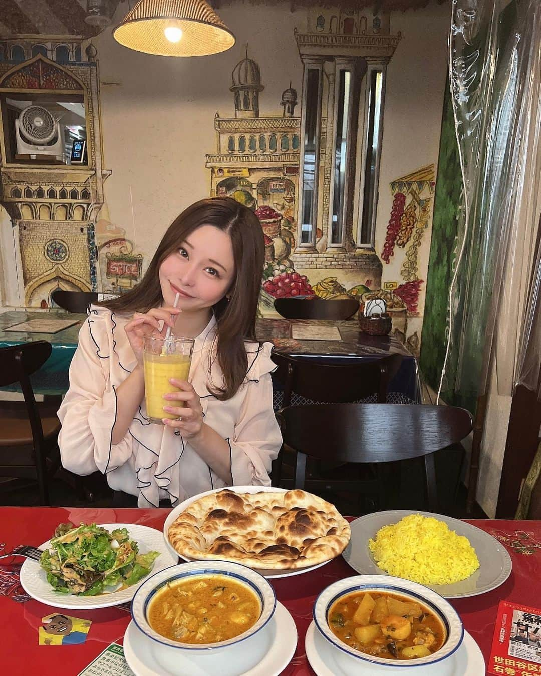 利咲さんのインスタグラム写真 - (利咲Instagram)「経堂のカレー屋さん #ガラムマサラ さん バターと生クリームを使わない身体に優しいヘルシーなカレー🍛 2017〜2020、2022年の食べログ百名店にも5年間選ばれてます🎶  野菜カレーは具沢山でルーはサラサラタイプ。 スパイスの複雑さは感じますがそこまで辛くなく、優しさもあってホッとする家庭料理のようなお味。 インド料理なのに日本の食材で少し和のテイストも感じます。 マンゴーラッシーもカレーに合わせると美味🥭  32種類のスパイスを使用し、季節や天気によって調整して同じメニューでも毎日違う味になるそうです✨  ディナータイムがランチとはメニューが違うそうなのでぜひまた行ってみたい🍽  📍経堂ガラムマサラ @garammasala1997  東京都世田谷区経堂1-22-18 タイムポート経堂2F 🚃小田急線経堂駅2分  #リサリサグルメ #世田谷グルメ #せたがや #世田谷区 #setagaya #setagayaku #小田急線 #小田急線グルメ #世田谷カレー #カレー #経堂 #経堂駅 #経堂グルメ #kyoudo #インド料理 #カレー好きな人と繋がりたい #カレー部 #カレー屋 #カレー屋さん巡り #curry #ナン #ラッシー #マンゴーラッシー」11月24日 21時40分 - himeringo908