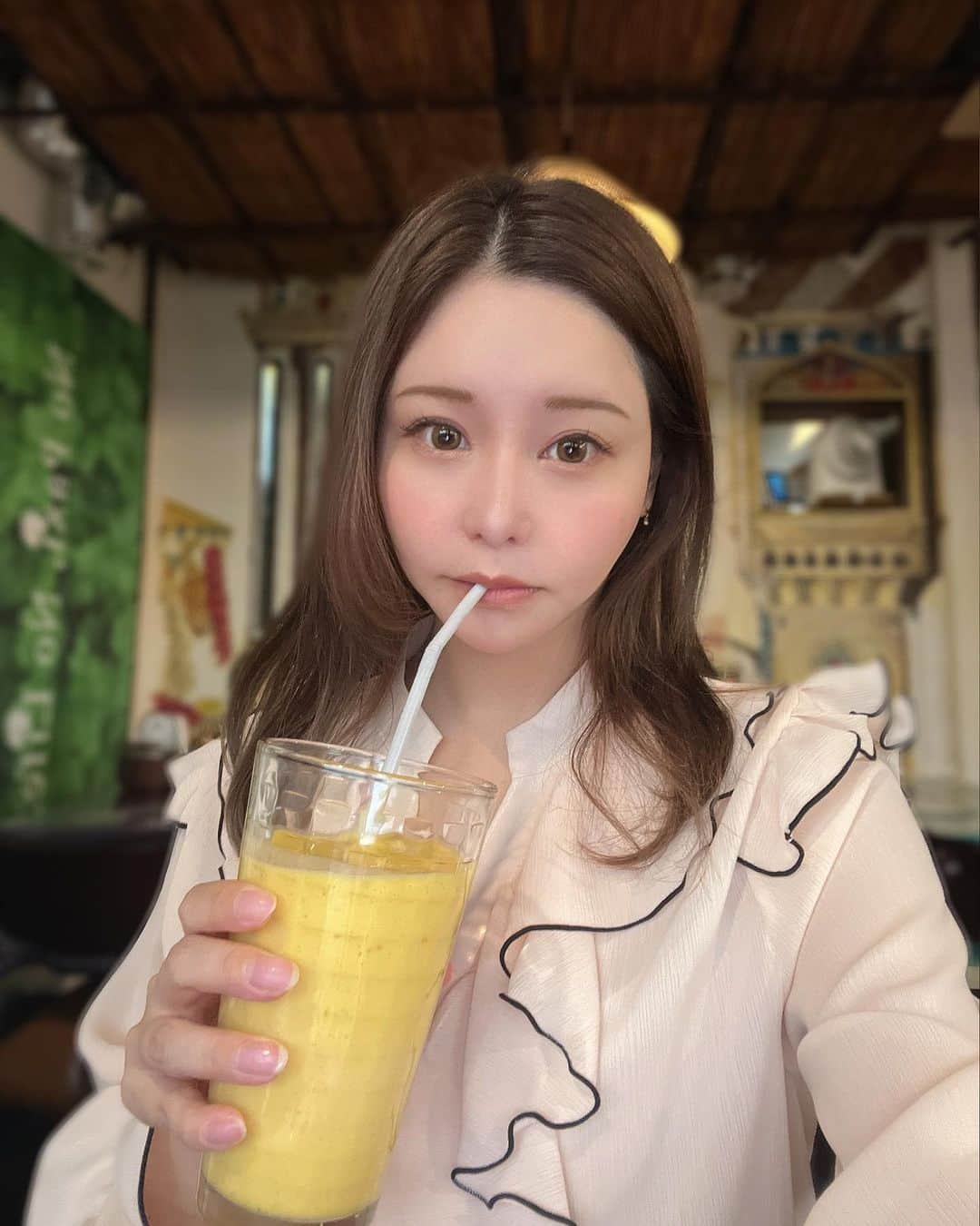 利咲さんのインスタグラム写真 - (利咲Instagram)「経堂のカレー屋さん #ガラムマサラ さん バターと生クリームを使わない身体に優しいヘルシーなカレー🍛 2017〜2020、2022年の食べログ百名店にも5年間選ばれてます🎶  野菜カレーは具沢山でルーはサラサラタイプ。 スパイスの複雑さは感じますがそこまで辛くなく、優しさもあってホッとする家庭料理のようなお味。 インド料理なのに日本の食材で少し和のテイストも感じます。 マンゴーラッシーもカレーに合わせると美味🥭  32種類のスパイスを使用し、季節や天気によって調整して同じメニューでも毎日違う味になるそうです✨  ディナータイムがランチとはメニューが違うそうなのでぜひまた行ってみたい🍽  📍経堂ガラムマサラ @garammasala1997  東京都世田谷区経堂1-22-18 タイムポート経堂2F 🚃小田急線経堂駅2分  #リサリサグルメ #世田谷グルメ #せたがや #世田谷区 #setagaya #setagayaku #小田急線 #小田急線グルメ #世田谷カレー #カレー #経堂 #経堂駅 #経堂グルメ #kyoudo #インド料理 #カレー好きな人と繋がりたい #カレー部 #カレー屋 #カレー屋さん巡り #curry #ナン #ラッシー #マンゴーラッシー」11月24日 21時40分 - himeringo908