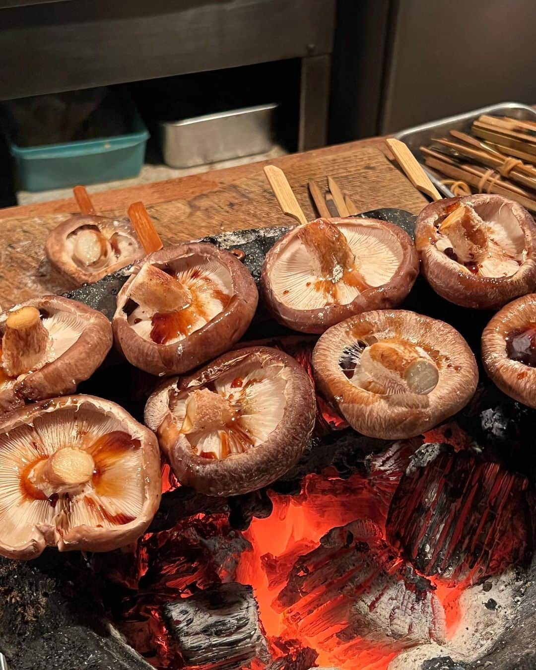 岸本加世子さんのインスタグラム写真 - (岸本加世子Instagram)「牡蠣が食べたくて三河屋へ。 絶妙な焼き加減と塩加減でやついと爆食しました〜。幸せ。#やついいちろう #三河屋#予約困難」11月25日 0時02分 - kayokokishimoto
