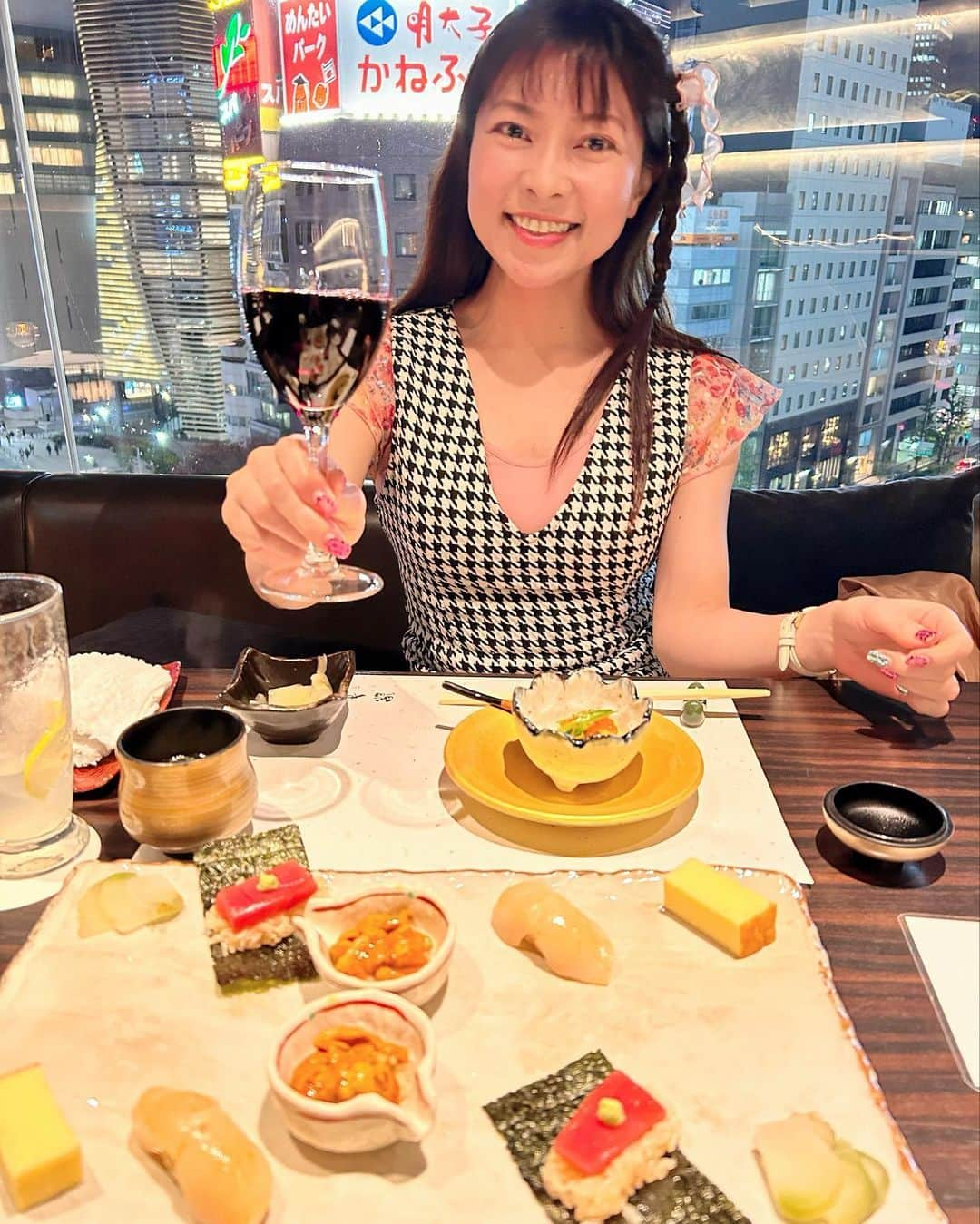 DJ MIYAさんのインスタグラム写真 - (DJ MIYAInstagram)「こんばんは♪今夜はMomと祝杯dinner☆してきたよー🌈  『鮨 やまけん』  @yamaken_ginza  東銀座駅から徒歩1分のところにありお店に入るとラグジュアリーな空間でお母さんと喜びー☆  夜景が綺麗に見えるテーブル席でこちらを堪能💖キラキラの景色できれいだよーお(^^)  「季節のおまかせコース 彩 」9,000円  ◉鮨カクテル はじめからとろたくの美しいお料理がso tasty   ◉お造り この日は活きのいいカツオ。お見事ですぅ  ◉肉寿司スモーク  すごおい💖蓋を開けるとかわいくてびっくりー！お肉と燻製のいい香りが楽しめました。 キャビアと贅沢なひととき。  ◉おまかせ握り二貫  いかとしまあじ。 綺麗な切り込みが芸術のよう❤️    ◉帆立と生麩グラタン 温かいお料理も食べれて嬉しい。帆立や蟹がグラタンになっててすごいよかった。  ◉おまかせ握り二貫 昆布で〆てあるこはだと金目鯛、ほんっと美味しい❤️   ◉黒毛和牛と旬菜小鍋仕立て  お魚の他にお肉まで食べられて嬉しいコースですよねー。柔らかなお肉と大根がほろーり。絶品  ◉おまかせ握り二貫 とろけるような中トロとひらめ♪  後半もかなり豪華でびっくり。盛り合わせのようにもりつけられていて写真いっぱいとっちゃいましたあーあ💖赤ワインと一緒に楽しみました  ◉蒸し鮨 いくらが乗った温かいごはん💫  ◉おまかせ握り三貫  ◉玉子  ◉香の物  ◉味噌汁  ◉デザート  カスタードソースがひかれたその上にはお上品な果物でさっぱり。  一流の板前さんが作ってくれるお寿司🍣本当に驚くほどに美味しいです。そのお寿司からは抜群のセンスと自信がうかがえました。  美味しかったねー❤️ごちそうさまです(^o^)  カウンター席だとちょっと緊張しちゃうかなって人にも安心なテーブル席に入りやすいお店の感じは要checkです💖  とても人気あるのが伺える雰囲気、内装のゴージャスな感じ、接客も素晴らしくて お母さんととっても楽しい食事の時間となりました。  みんなも歌舞伎座のお向かいにあるビルにあります ぜひ行ってみてくださいね。  どうもありがとうございますっっ💞✨  東京都中央区銀座5-13-19 デュープレックスタワー銀座 9F  #鮨やまけん #お寿司 #銀座寿司 #お鮨 #ginzasushi #銀座グルメ #銀座ディナー #銀座女子会 #銀座好き #銀座デート #グルメ #インフルエンサー #インスタグラム #グルメインスタグラマー #グルメインフルエンサー #寿司スタグラム #寿司スタグラマー #トラベラー #Japantravel #寿司 #銀座 #東銀座 #赤ワイン #レストラン #ラグジュアリー #忘年会 #個室あり #夜景が見えるレストラン #夜景が綺麗 #トラベルインフルエンサー」11月25日 0時27分 - dj_miya