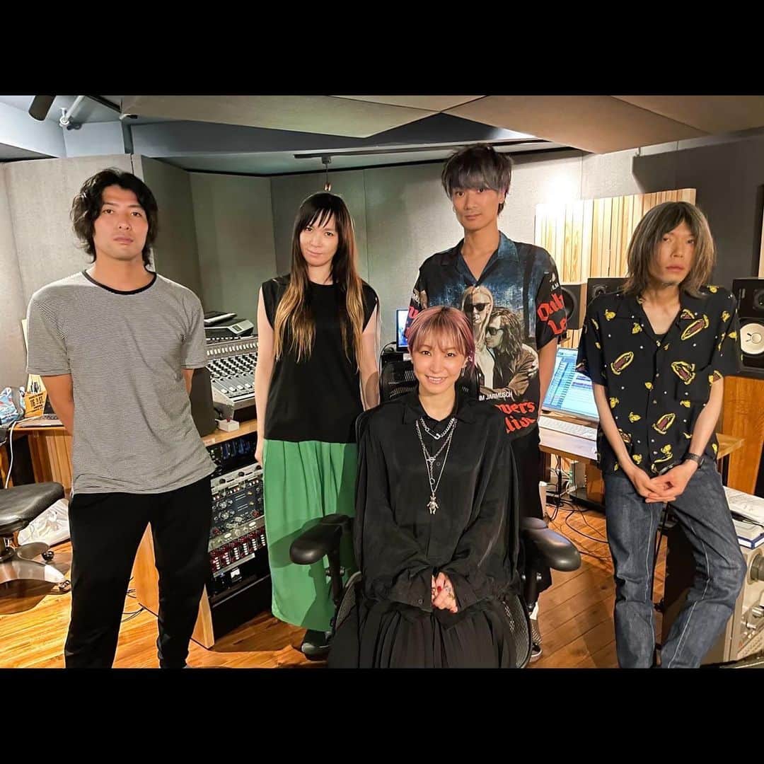 LiSAさんのインスタグラム写真 - (LiSAInstagram)「#LANDER『M-4 シャンプーソング 作詞、作曲：佐々木亮介　編曲：a flood of circle』 【BLOG】http://ameblo.jp/lxixsxa/  04. シャンプーソング a flood of circleの佐々木亮介さんに提供いただいた曲。フラッドの音楽を聴くと、身体を動かしたくなる。フラッドの音楽を聴くと、自分の心を叫んでくれている気持ちになる。一人では気がつけなかった心が救われる気持ちになる。 フラッドのストレートに駆け抜けるサウンドと、私のストレートな歌で、心のもやもやや、世界のどうしたこうした、うやむやになったあれこれを、全部シャンプーソングで洗い流してしまえ。さっぱりすっきりシャンプーソング。イエー!!  04. シャンプーソング	Shampoo Song Ryosuke Sasaki of a flood of circle wrote this song for me.  Whenever I listen to a flood song, I feel like moving my body.  Whenever I listen to a flood song, it seems to me as if they are shouting my heart aloud; I feel that my heart, which I didn’t realize alone that it needed salvation, now has it.  Let flood’s straightforward and sprinting sound, combined with my straightforward singing, wash away all your cobwebs, odds and ends of the world, and this and that left unanswered, in the form of this shampoo song.  Refresh and clear your mind with a shampoo song.  Yeah!!  04. シャンプーソング（Shampoo Song） a flood of circle的佐佐木亮介桑提供的歌曲。听到a flood of circle的音乐身体会不由自主地想跟着摆动。听到a flood of circle的音乐会让人觉得自己的心在呐喊。一个人无法释怀的心能够得到救赎。 让a flood of circle具有穿透力的声音和直击心灵的歌声，通过Shampoo Song将郁闷的心情、世上的各种烦恼、含糊不清的事情全部冲洗干净吧。清新爽快的Shampoo Song。耶！！」11月25日 0時38分 - xlisa_olivex