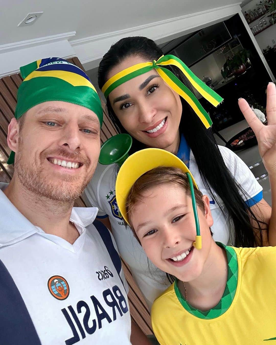 ジャケリネ・カルバリョさんのインスタグラム写真 - (ジャケリネ・カルバリョInstagram)「GANHAMOSSSS🇧🇷🇧🇷🇧🇷🎉🎉🎉  #copadomundo #futebol #brasil #familia」11月25日 6時08分 - jaqueline