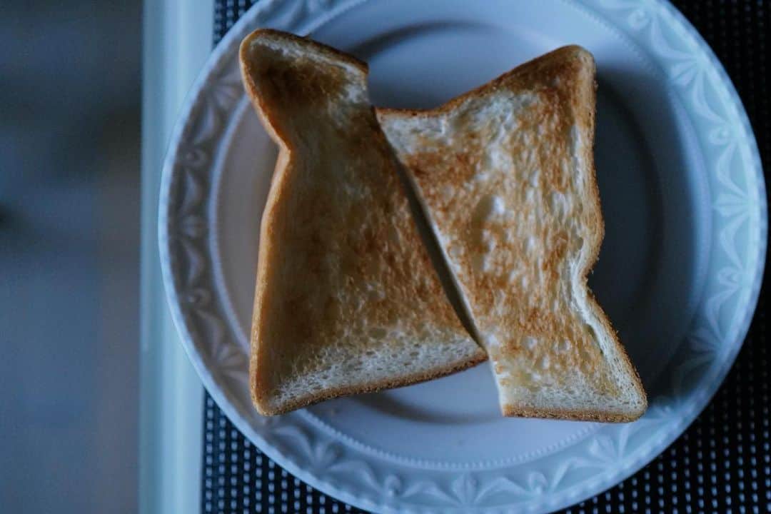 草間淑江さんのインスタグラム写真 - (草間淑江Instagram)「皆様、おはようございます。  11月25日の朝です。  今朝は久しぶりにパンです！  神戸屋匠水食パン🍞  もっちりしっとり☺️  サラダと目玉焼きとベーコン🥓  あまおうイチゴは母から🍓  今朝も感謝して  ごちそうさまでした☺️🙏  さて金曜日ですね！  今日も暖かそうです。  皆様、素敵な1日をお過ごし下さい❤️  #朝食#食パン#神戸屋匠水#サラダ#ベーコンエッグ#あまおういちご#母から#いつもありがとう#今朝も感謝#ご馳走さまでした」11月25日 7時41分 - yoshie_kusama