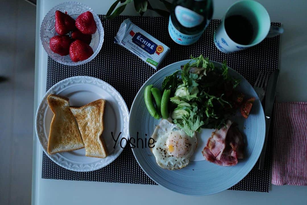 草間淑江さんのインスタグラム写真 - (草間淑江Instagram)「皆様、おはようございます。  11月25日の朝です。  今朝は久しぶりにパンです！  神戸屋匠水食パン🍞  もっちりしっとり☺️  サラダと目玉焼きとベーコン🥓  あまおうイチゴは母から🍓  今朝も感謝して  ごちそうさまでした☺️🙏  さて金曜日ですね！  今日も暖かそうです。  皆様、素敵な1日をお過ごし下さい❤️  #朝食#食パン#神戸屋匠水#サラダ#ベーコンエッグ#あまおういちご#母から#いつもありがとう#今朝も感謝#ご馳走さまでした」11月25日 7時41分 - yoshie_kusama