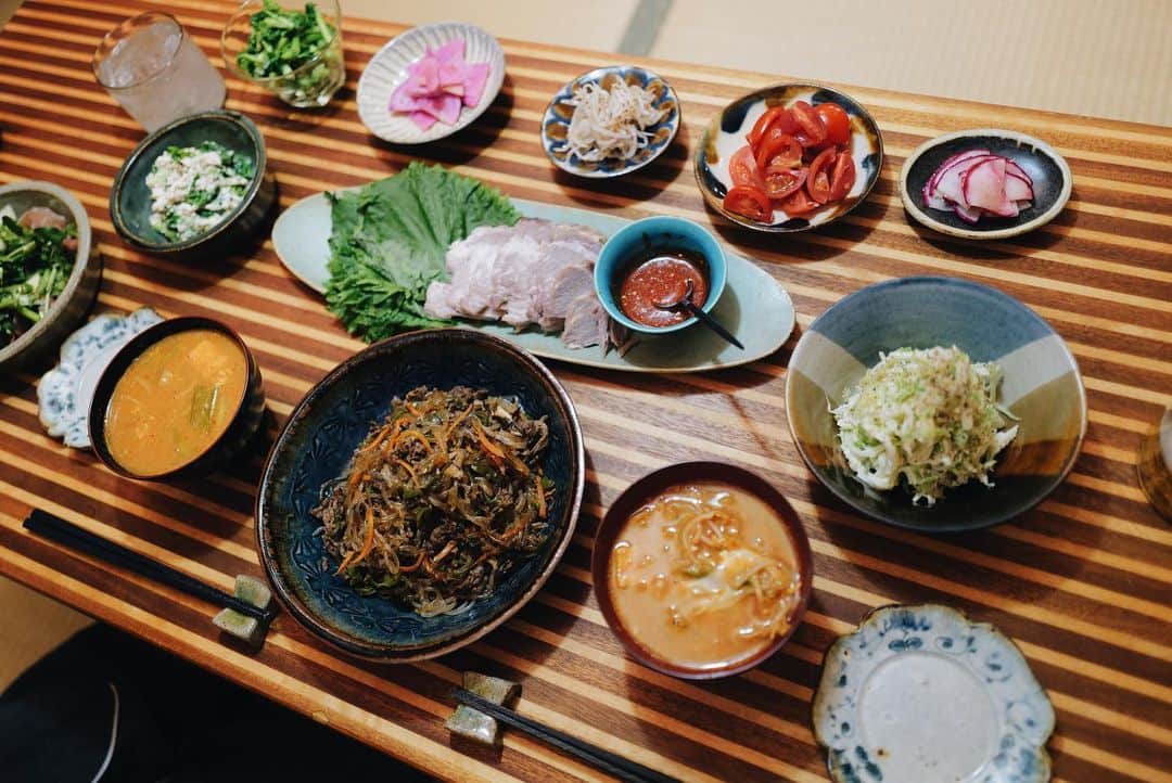 高山都さんのインスタグラム写真 - (高山都Instagram)「昨日の晩ごはんは、韓国パーティーの残りを盛り付け変えて。 お皿がいっぱいなだけで豪華に見えるので、家にある色んな小皿や小鉢動員させて並べるスタイル好きなんだよなー。 同じお料理も見た目が変わると新鮮さも出る。 毎回、食べるはエンタメだ！と思う我が家なので、こういう工夫も大切にしています。 作り足したのは、菜の花の白和え、クレソンとラフランスと生ハムのサラダ、キャベツと切り干し大根のコールスロー。 チゲの残りにキャベツやモヤシ卵足したり、残りのチャプチェや塩豚などなど。 #みやれゴハン それと、副菜は野菜中心にしているので、多そうに見えるけど、寝る前には消化してて、翌朝スッキリ起きられます。」11月25日 9時42分 - miyare38