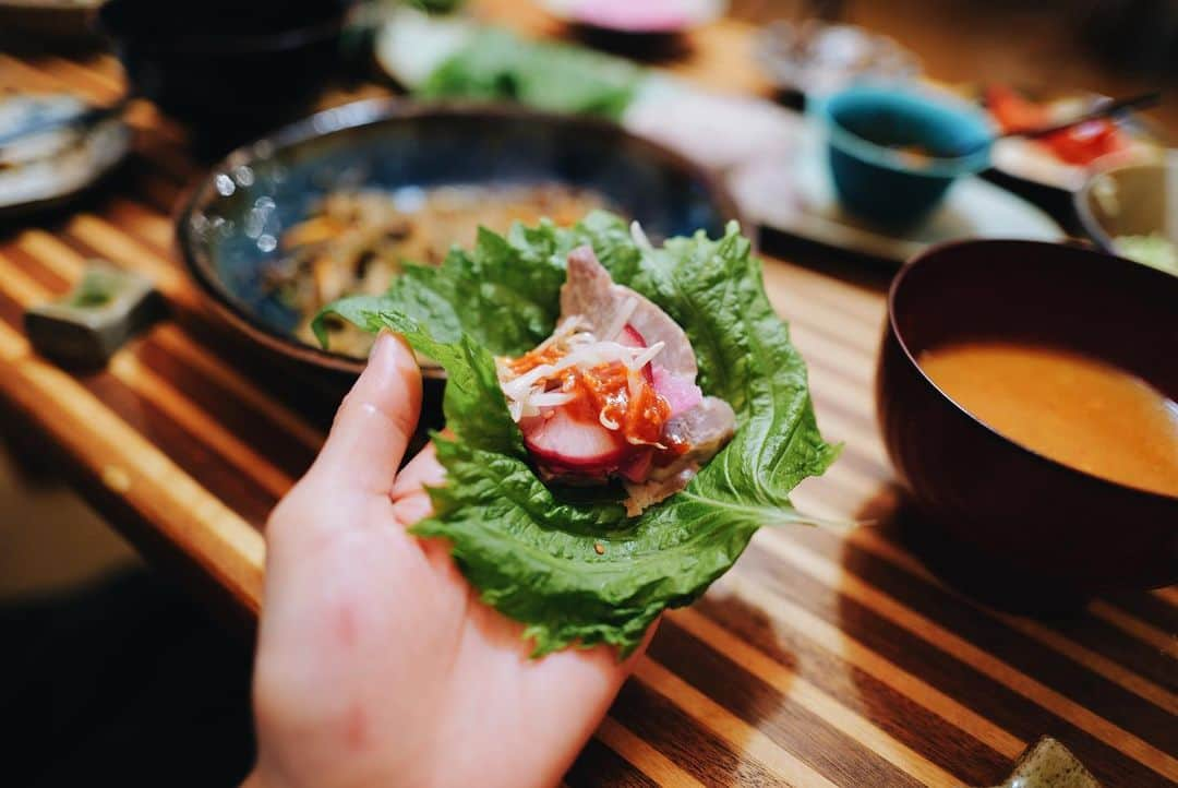 高山都さんのインスタグラム写真 - (高山都Instagram)「昨日の晩ごはんは、韓国パーティーの残りを盛り付け変えて。 お皿がいっぱいなだけで豪華に見えるので、家にある色んな小皿や小鉢動員させて並べるスタイル好きなんだよなー。 同じお料理も見た目が変わると新鮮さも出る。 毎回、食べるはエンタメだ！と思う我が家なので、こういう工夫も大切にしています。 作り足したのは、菜の花の白和え、クレソンとラフランスと生ハムのサラダ、キャベツと切り干し大根のコールスロー。 チゲの残りにキャベツやモヤシ卵足したり、残りのチャプチェや塩豚などなど。 #みやれゴハン それと、副菜は野菜中心にしているので、多そうに見えるけど、寝る前には消化してて、翌朝スッキリ起きられます。」11月25日 9時42分 - miyare38