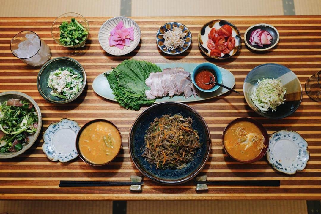 高山都さんのインスタグラム写真 - (高山都Instagram)「昨日の晩ごはんは、韓国パーティーの残りを盛り付け変えて。 お皿がいっぱいなだけで豪華に見えるので、家にある色んな小皿や小鉢動員させて並べるスタイル好きなんだよなー。 同じお料理も見た目が変わると新鮮さも出る。 毎回、食べるはエンタメだ！と思う我が家なので、こういう工夫も大切にしています。 作り足したのは、菜の花の白和え、クレソンとラフランスと生ハムのサラダ、キャベツと切り干し大根のコールスロー。 チゲの残りにキャベツやモヤシ卵足したり、残りのチャプチェや塩豚などなど。 #みやれゴハン それと、副菜は野菜中心にしているので、多そうに見えるけど、寝る前には消化してて、翌朝スッキリ起きられます。」11月25日 9時42分 - miyare38